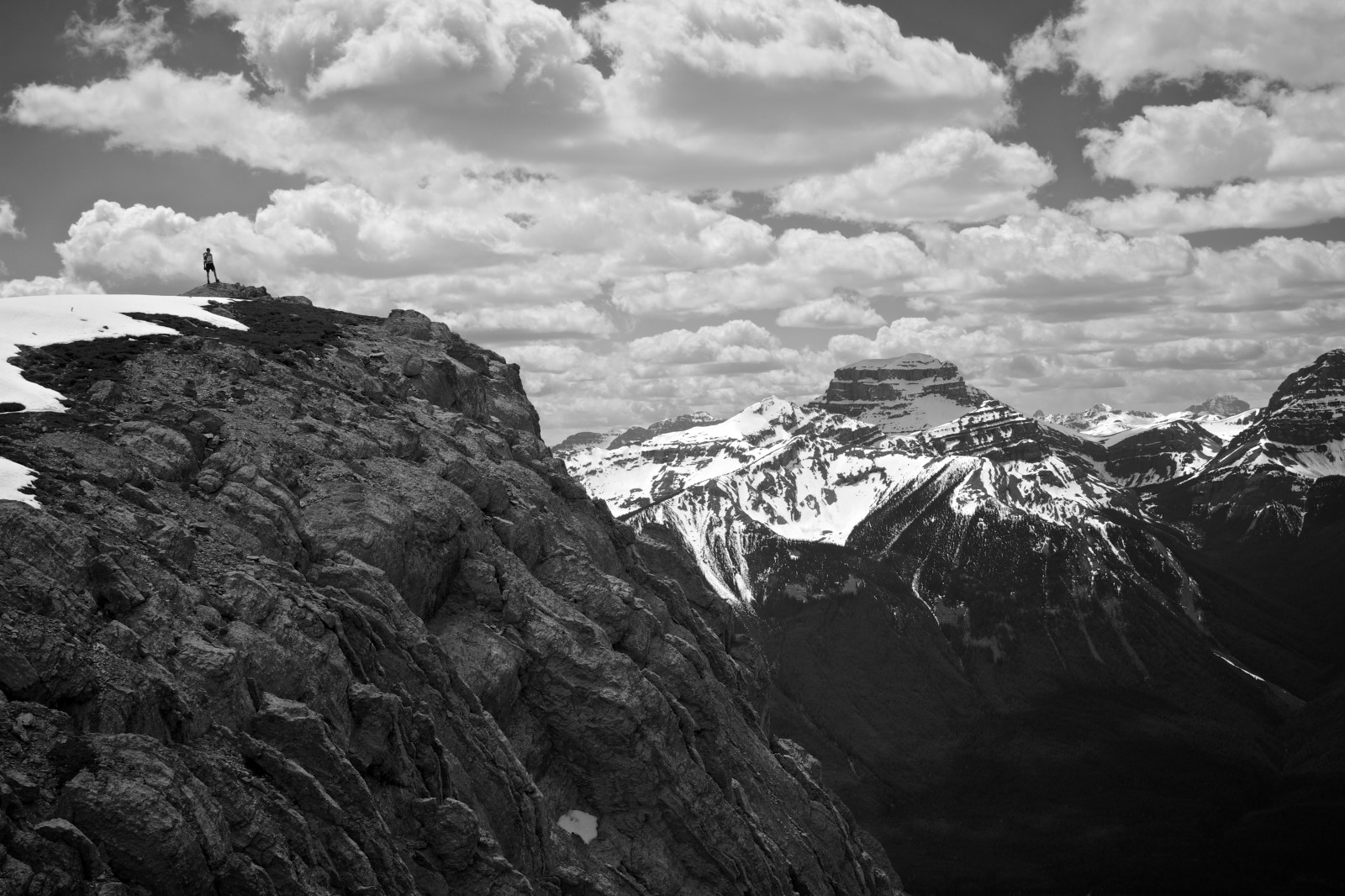 landskab, hvid, sort, bjerge, monokrom, bakke, sø, klippe, natur, himmel, parkere, sne, sløjfe, fotografering, silhuet, skyer, slot, flod, alene, horisont, atmosfære, Canada, Nationalpark, dal, stående, canadisk, isolation, ødemark, Alperne, Alberta, spids, Rundle, mount landskaber, topmøde, dannelse, Banff, ryg, Sky, træ, national, bjerg, stenet, rækkevidde, mount, Massif, høj, klipper, ensomhed, highland, rockies, geologi, sort og hvid, monokrom fotografering, bjergrige landskabsformer, geologisk fænomen, bjergkæde, iskold landskabsform, meteorologisk fænomen, faldt, skrænt, savtakket, Cory, tagskildpadde, bourgeau