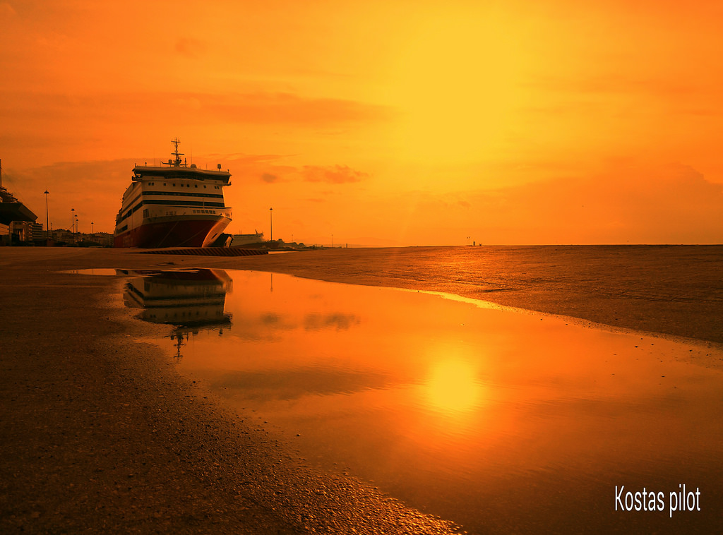 sollys, skib, solnedgang, hav, by, bybilledet, Middelhavet, arkitektur, vand, kyst, by-, afspejling, himmel, vinter, vej, skyer, strand, solopgang, berolige, aften, morgen, kyst, Sol, horisont, Sony, Grækenland, dok, skumring, løb, uddannelse, docking, Løber, lys, Sky, farver, daggry, ocean, goldenhour, bølge, farve, marinemaleri, Havn, Goldenlight, waterreflection, efterglød, rød himlen om morgenen, xperia, oldport, Peloponneso, westgreece, Patraikos, sonyz, magaphotoaward, sonyz2, Ionion, kostaspilot, superhurtig, superfast7