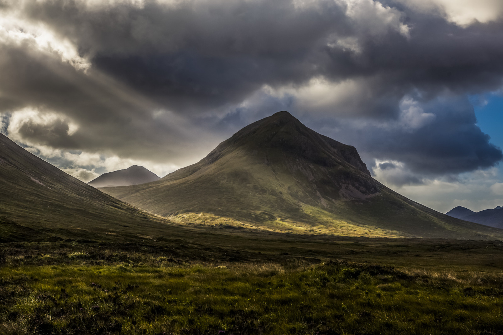 slunečnímu záření, krajina, hory, kopec, Příroda, nebe, mraky, Skotsko, svítání, ráno, mlha, slunce, sopka, horizont, divočina, Evropa, soumrak, Spojené království, turistika, plošina, světlo, mrak, hora, svítání, lučina, prostý, vysočina, jezero, isleofskye, ostrůvek, atmosférický jev, horských reliéf, landform, geografický rys, pohoří, meteorologický jev, klesl