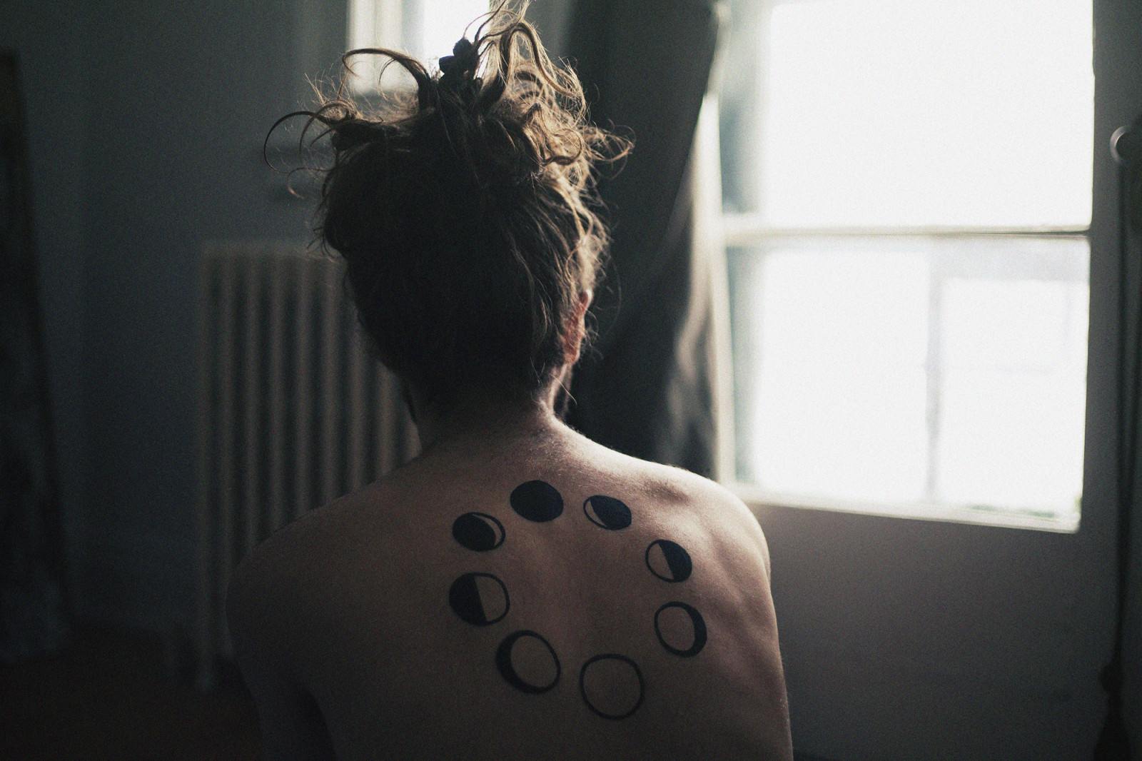 bílý, Černá, portrét, okno, fotografování, šaty, Měsíc, jednoduchý, móda, zadní, emoce, kůže, čistý, hlava, světlo, barva, chlapec, dívka, krása, žena, ruka, dáma, člověk, tma, cyklus, chlap, smysl, dready, orgán, interakce, strach