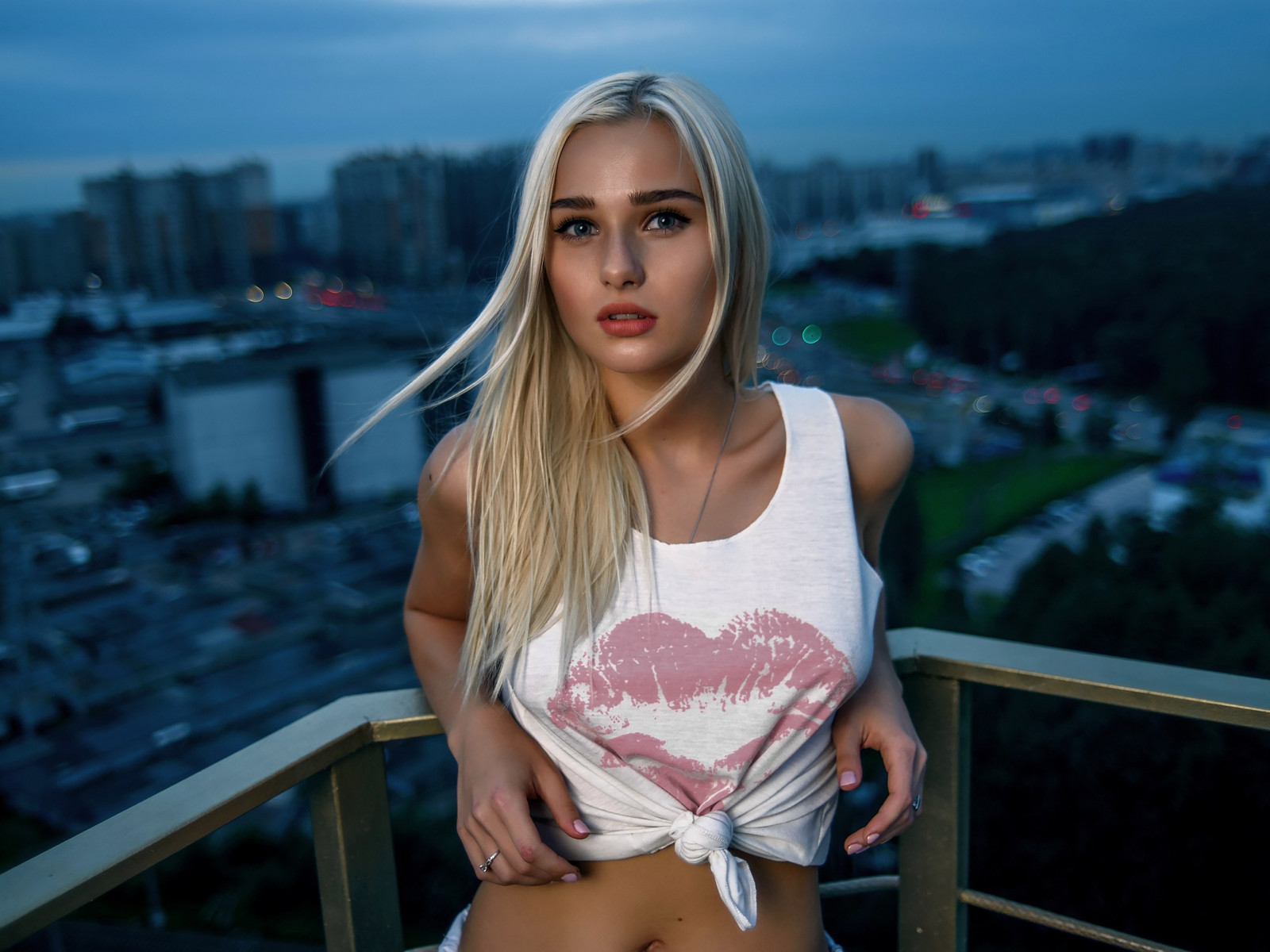 ansigt, Kvinder, model, portræt, blond, dybdeskarphed, T-shirt, by, bybilledet, langt hår, garvet, fotografering, kjole, blå, altan, mode, hår, bug, Person, badetøj, tøj, supermodel, pige, skønhed, dame, ben, fotografi, billede, blond, øjebliksbillede, frisure, portrætfotografering, Photo shoot, brunt hår, nøgenmodel