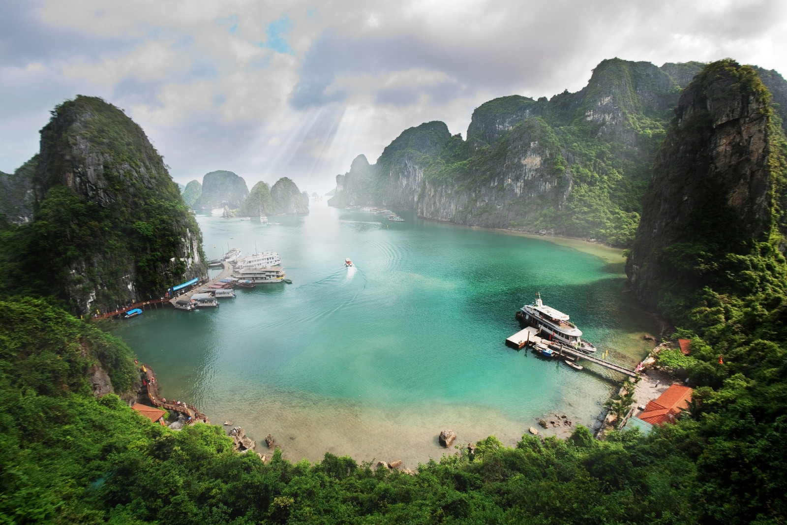 krajina, les, vodopád, loď, loď, moře, záliv, jezero, voda, Příroda, odraz, fotografování, mraky, pláž, pobřeží, útes, řeka, sluneční paprsky, tropický, skály, ostrov, fjord, džungle, Vietnam, Záliv Halong, Terén, mrak, hora, nádrž, atmosférický jev, landform, geografický rys, tělo z vody, pohoří, vodní prvek