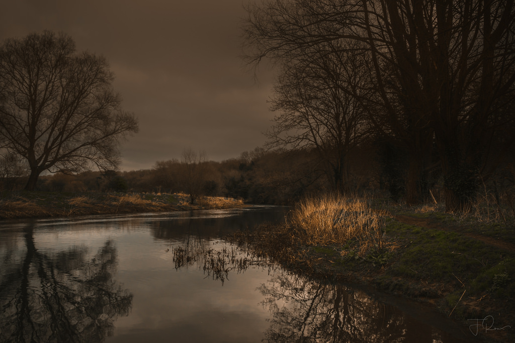 slunečnímu záření, krajina, les, západ slunce, noc, jezero, voda, Příroda, odraz, nebe, zima, větev, svítání, uklidnit, večer, ráno, mlha, řeka, horizont, atmosféra, zatažený, soumrak, břeh řeky, rákosí, kanál, chodník, banka, bažina, lesklý, mokřadní, jasnost, mrak, strom, stíny, mlha, list, umělecký, svítání, rostlina, řek, D5500, odrazy, tma, sluneční paprsky, nádrž, zrcadlící, bayou, zálesí, chodníky, traviny, počítač tapeta, vodní, dřevina, temný, nikond, zlověstný, jev, lužní, bažina, nábřeží, mihotající se, auburns, strážník, Alwalton, žlutohnědý, osvítit, stezky, depthoiffield, greenwheelpeterborough, fluvial landforms of streams