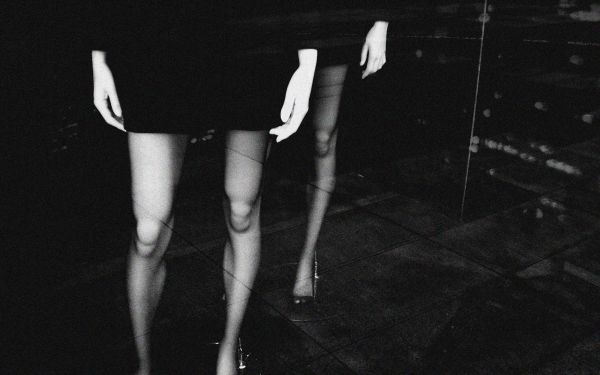 white, black, monochrome, hands, shadow, legs