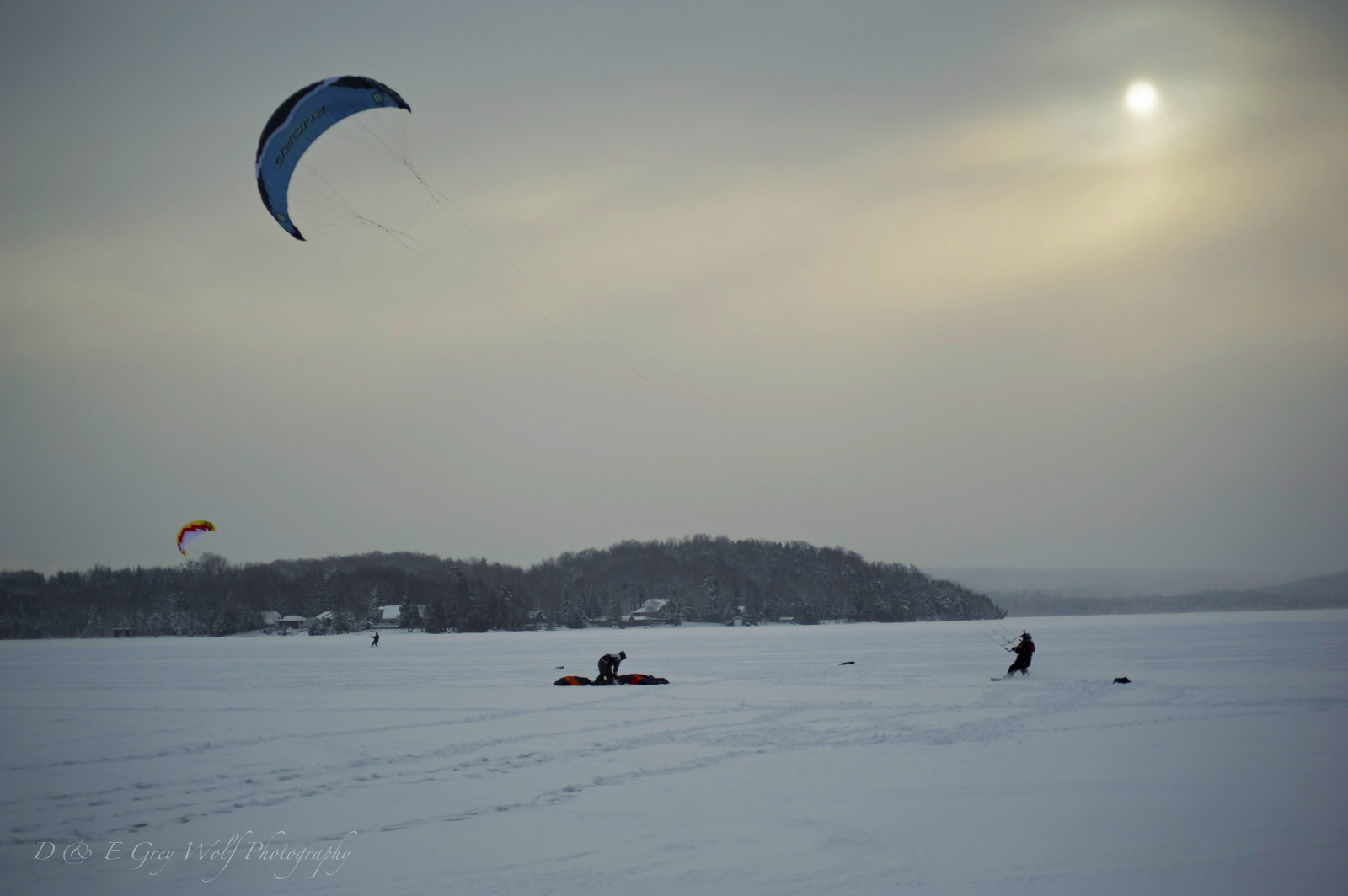 slunečnímu záření, krajina, sport, moře, kopec, pobřeží, nebe, sníh, zima, led, snowboarding, vítr, horizont, Arktický, papírový drak, zmrazení, paragliding, dovolená, lyžování, kitesurfing, mrak, oceán, vlna, během dne, Atmosféra Země, mořská vlna, extrémní sport, zimní sport, boardové sporty, povrchové vodní sporty, Windsports, letecké sporty, kite sporty, sportovní kite, snowkiting, Orillia