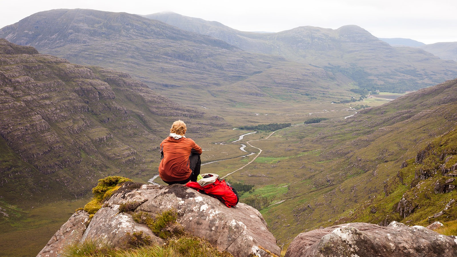 sportovní, kopec, jezero, Příroda, sedící, útes, údolí, horský průsmyk, divočina, Alpy, turistika, chůze, vrcholek, plošina, hřbet, hora, dobrodružství, rekreace, backpacking, horských reliéf, geologický fenomén, pohoří, extrémní sport, rekreaci ve volné přírodě, klesl, horolezectví