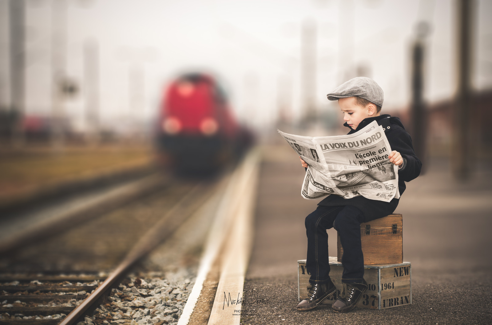 mennesker, portræt, gade, rød, køretøj, vej, fotografering, tog, baby, Nikon, spor, fransk, forår, Person, tidsskrift, SNCF, infrastruktur, Nord, lys, farve, dreng, barn, station, 18, børn, nuttet, barndom, human, barn, fotografi, platform, portrætter, rejse, D5100, uskyld, uskyldig, nikond5100, avis, frenchboy, gare, b Thune, frenchbaby, wintage, Bruay, 55mn, babyfrench