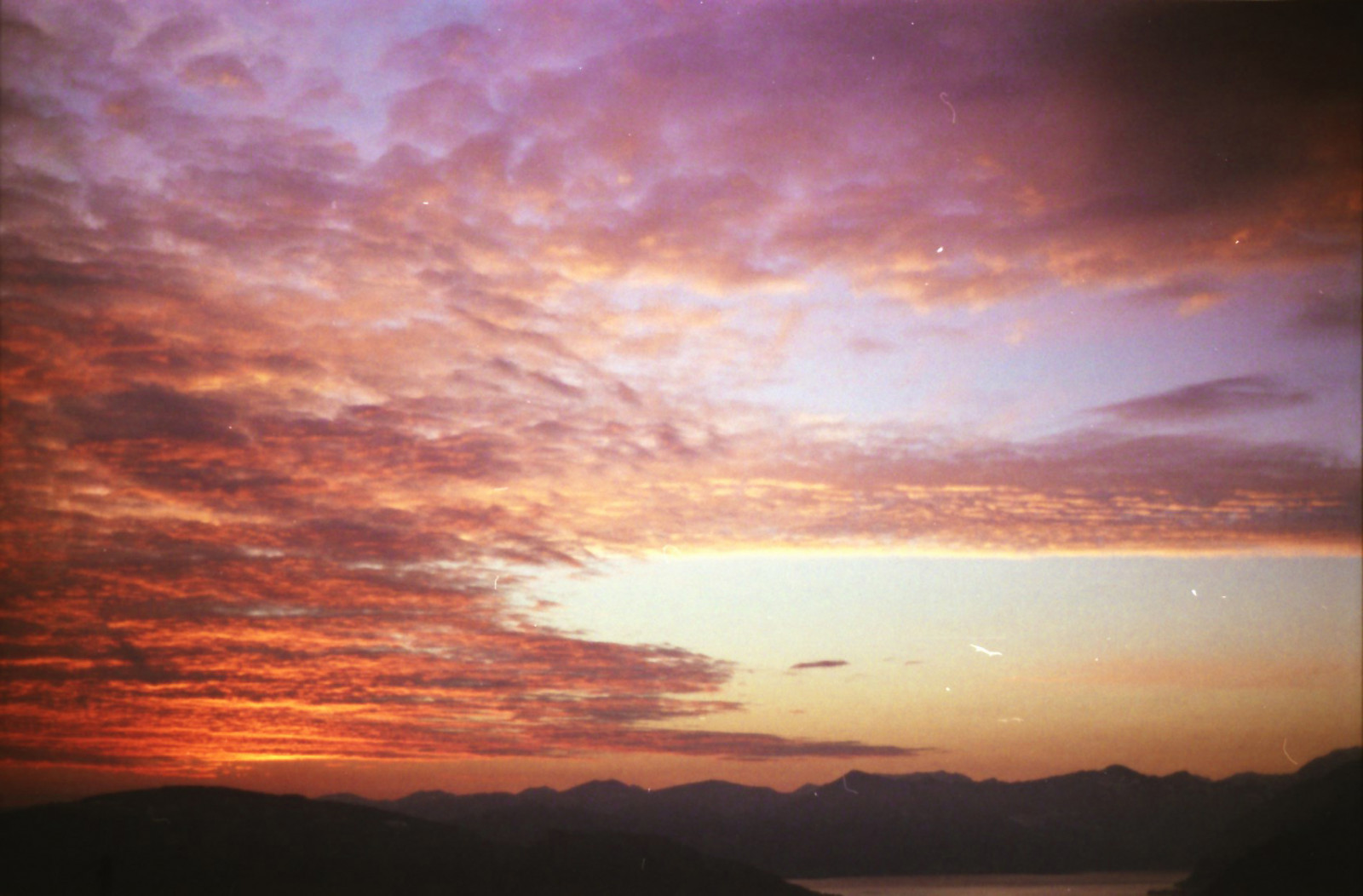 sollys, solnedgang, hav, natur, elsker, afspejling, himmel, vej, røg, solopgang, aften, morgen, Sol, alene, horisont, atmosfære, død, Nikon, årgang, liv, ramme, skumring, pub, død, Flyve, hippie, Fujifilm, lys, Sky, 50mm, dyb, farver, bjerg, daggry, Amerika, vild, ocean, mand, drøm, analog, aftensmad, film, analog, rejse, fyr, levende, analogico, amerikansk, elsker, analog, på vejen, film, efterglød, rød himlen om morgenen, pellicola, stykker, Jack Daniels, Lev hurtigt, ignant, dremer, wobz, theworldthroughtgreeneyes, stepdiner