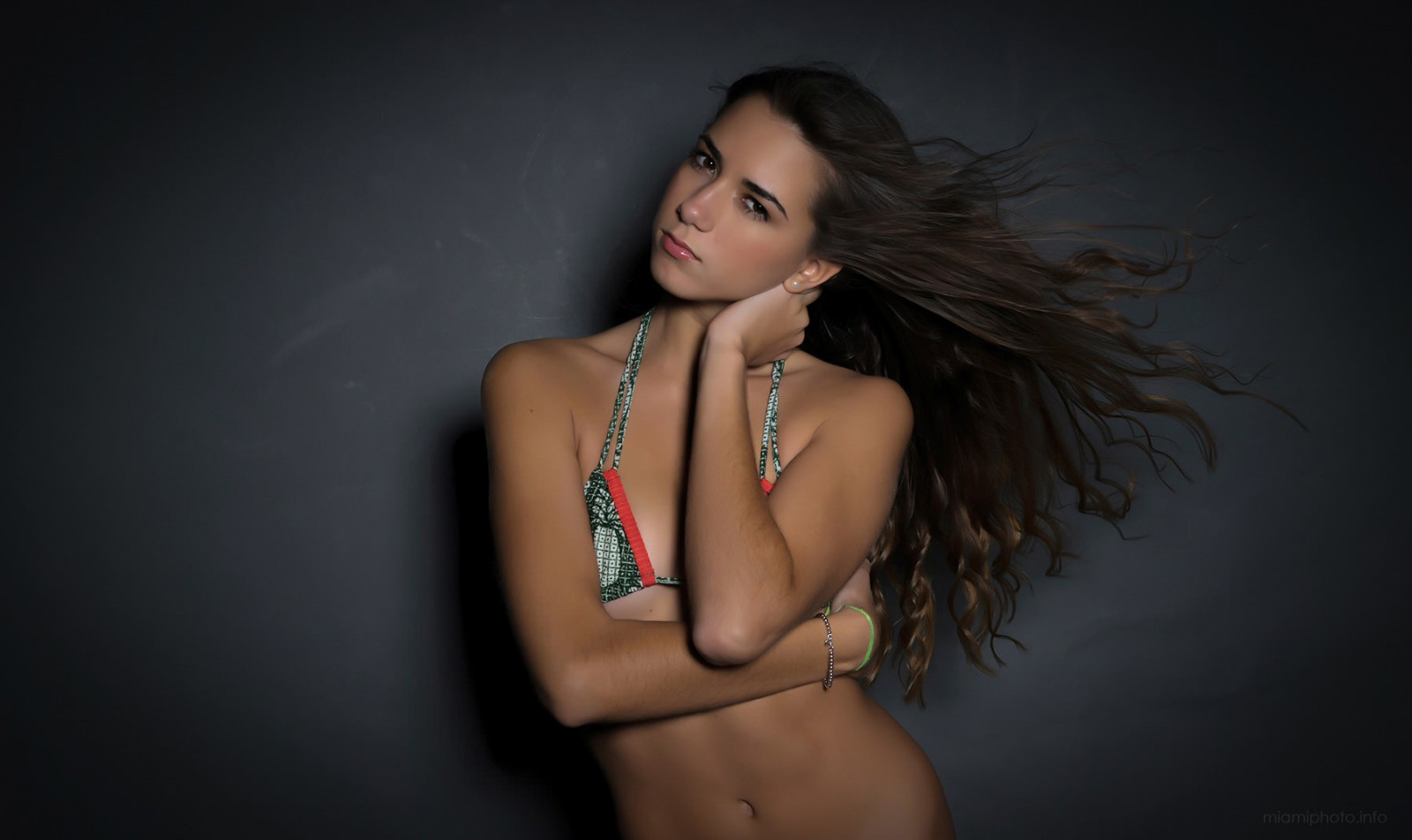 tvář, ženy, model, portrét, dlouhé vlasy, bruneta, vyčiněné, fotografování, černé vlasy, móda, vlasy, bikiny, spodní prádlo, Osoba, plavky, oblečení, supermodelka, dívka, krása, žena, ruka, dáma, noha, smysl, sval, účes, portrétní fotografie, focení, hnědé vlasy, umění model, břicho, Lidské tělo, spodní prádlo, profese