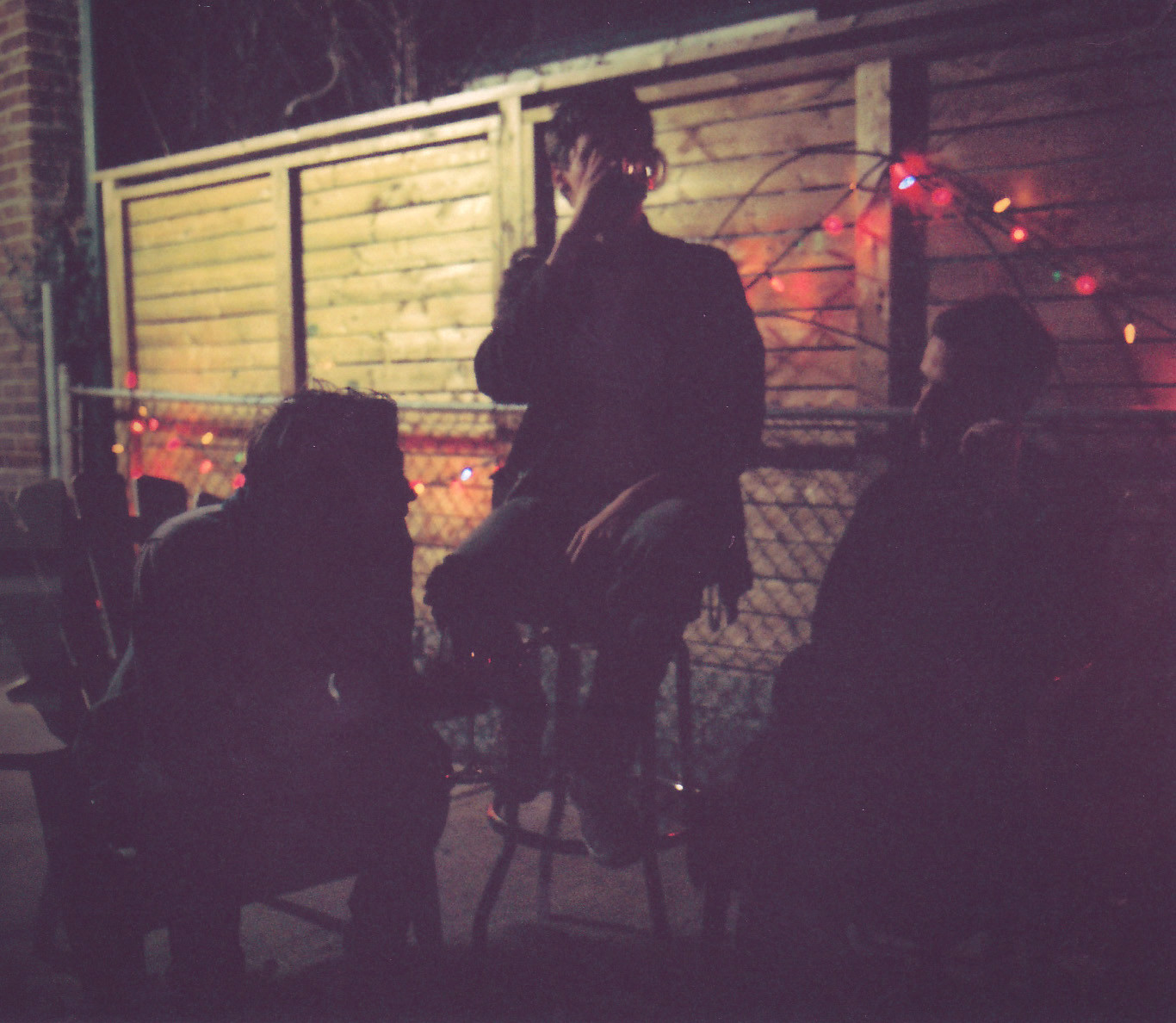 muži, temný, noc, stín, sedící, pivo, zadní dvorek, fotografie, pití, obraz, mluvící, konverzace