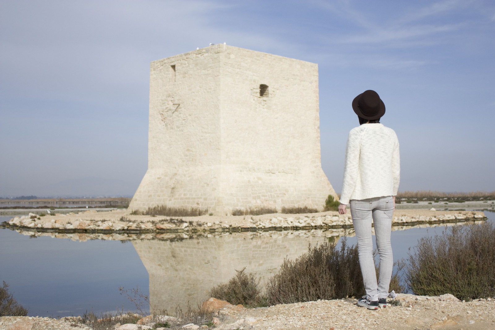 hav, vand, afspejling, himmel, ben, vinter, sokker, Tænke, jakke, kold, morgen, salt, ører, monument, ro, lys, pige, invierno, chica, agua, Reflejo, tanker, luz, piernas, frio, tranquilidad, Sal, oldtidshistorie, historiske sted, arkæologiske område, pensar, canoneos450d, Orejas, pensamientos, calcetines, Manana, chaqueta, Fotograf adigital, salinasdesantapola, torredetamarit, misspapillon, girlwithcurioushair, alexandrapena, saltsong