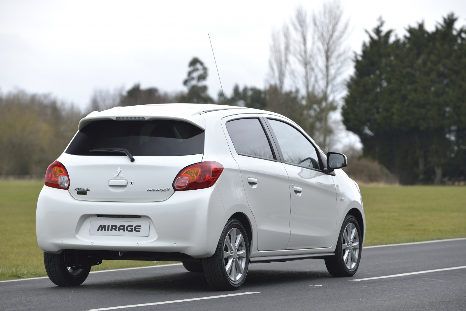 auto, vozidlo, Toyota, mitsubishi, limuzína, netcarshow, netcar, obrázky vozidel, photo auto, 2014, verze Mirage UK, pozemní vozidla, automobilový exteriér, automobil make, rodinný vůz, městské auto, hatchback, toyota Vitz, toyota Yaris