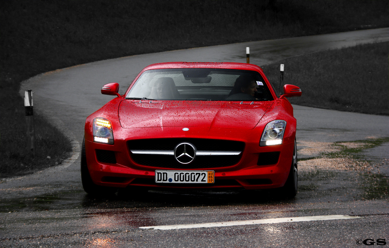 gade, bil, rød, køretøj, regn, vej, fotografering, Tyskland, Mercedes Benz, Canon, sportsvogn, Mercedes Benz SLS AMG, ydeevne bil, 2010, tysk, eksotisk, Sjælden, AMG, Benz, ny, skønhed, deutschland, dslr, strøm, auto, superbil, mercedes, eos, rådne, passion, regen, SportWagen, sportsvogn, sls, få øje på, autogespot, carparazzi, 450D, bildesign, automotive exterior, racerbil, luksus køretøj, kompakt bil, motor køretøj, personlig luksus bil, bybil, germanspotter, Find, Chiemsee, sports car racing