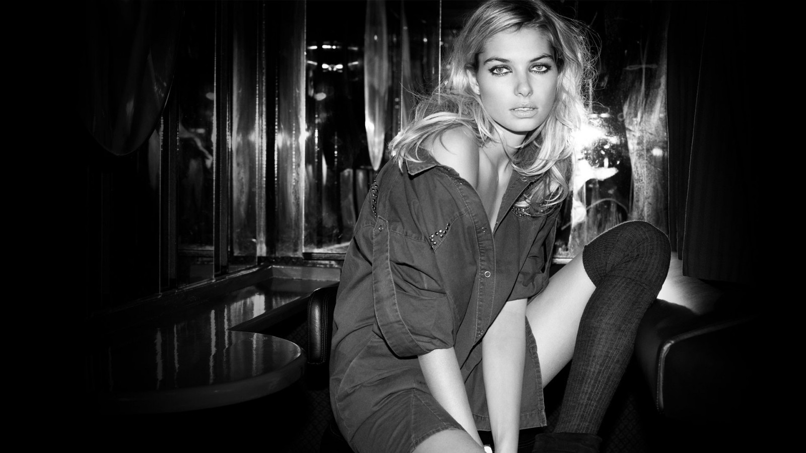 hvid, sort, Kvinder, monokrom, model, portræt, blond, Bare skuldre, ben, sidder, fotografering, Knæstrømper, mode, Person, bluser, Jessica Hart, løste, skønhed, dame, fotografi, mørke, sort og hvid, monokrom fotografering, humane positioner, portrætfotografering, Photo shoot, film noir