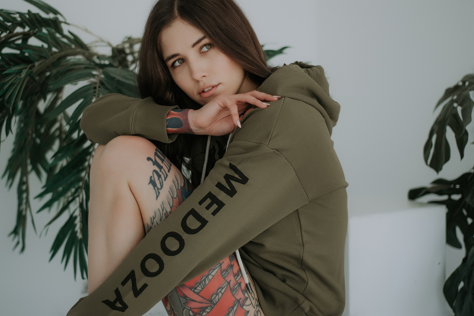 ženy, model, bruneta, uvnitř, portrét, odvrátila, mikiny, digestoře, sedící, inked girls, tetování, rostliny, Ženy uvnitř, Kata Taburetkovna