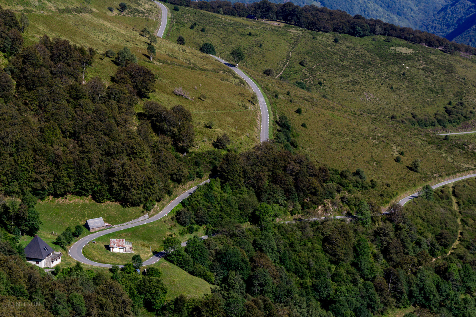 vej, luftfotografering, bjergpasset, fotografering, fugleperspektiv, highland, bjerg, hill station, biom, træ, bakke, landskab, ryg, skrænt, Skov, himmel