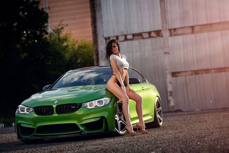 Kvinder, bil, brunette, T-shirt, Lukkede øjne, røv