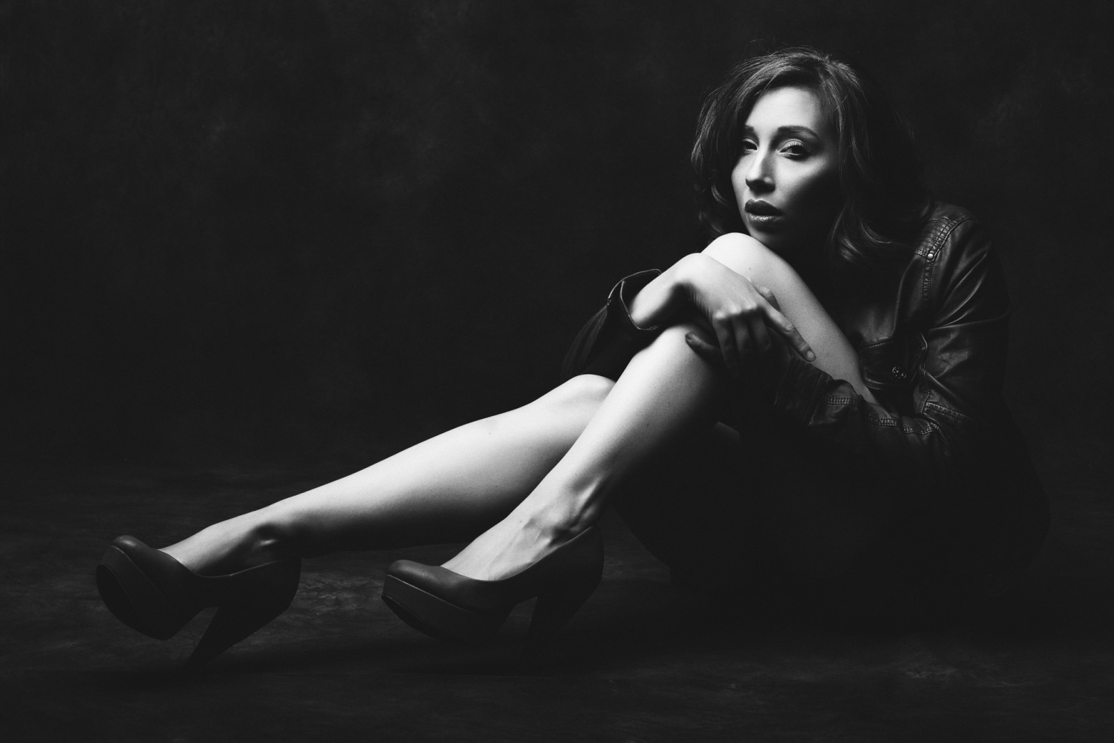 Černá, černobílý, model, portrét, nohy, sedící, šortky, fotografování, podpatky, supermodelka, zábava, Albuquerque, Černý a bílý, Krásná, krása, D810, sexy, tanec, tma, nádherný, stroboskop, sexylegs, Černý a bílý, monochromatické fotografování, lidských pozice, portrétní fotografie, focení, umění model, Nové Mexiko, múzických umění, moderní tanec, nádherná dívka, kožená bunda