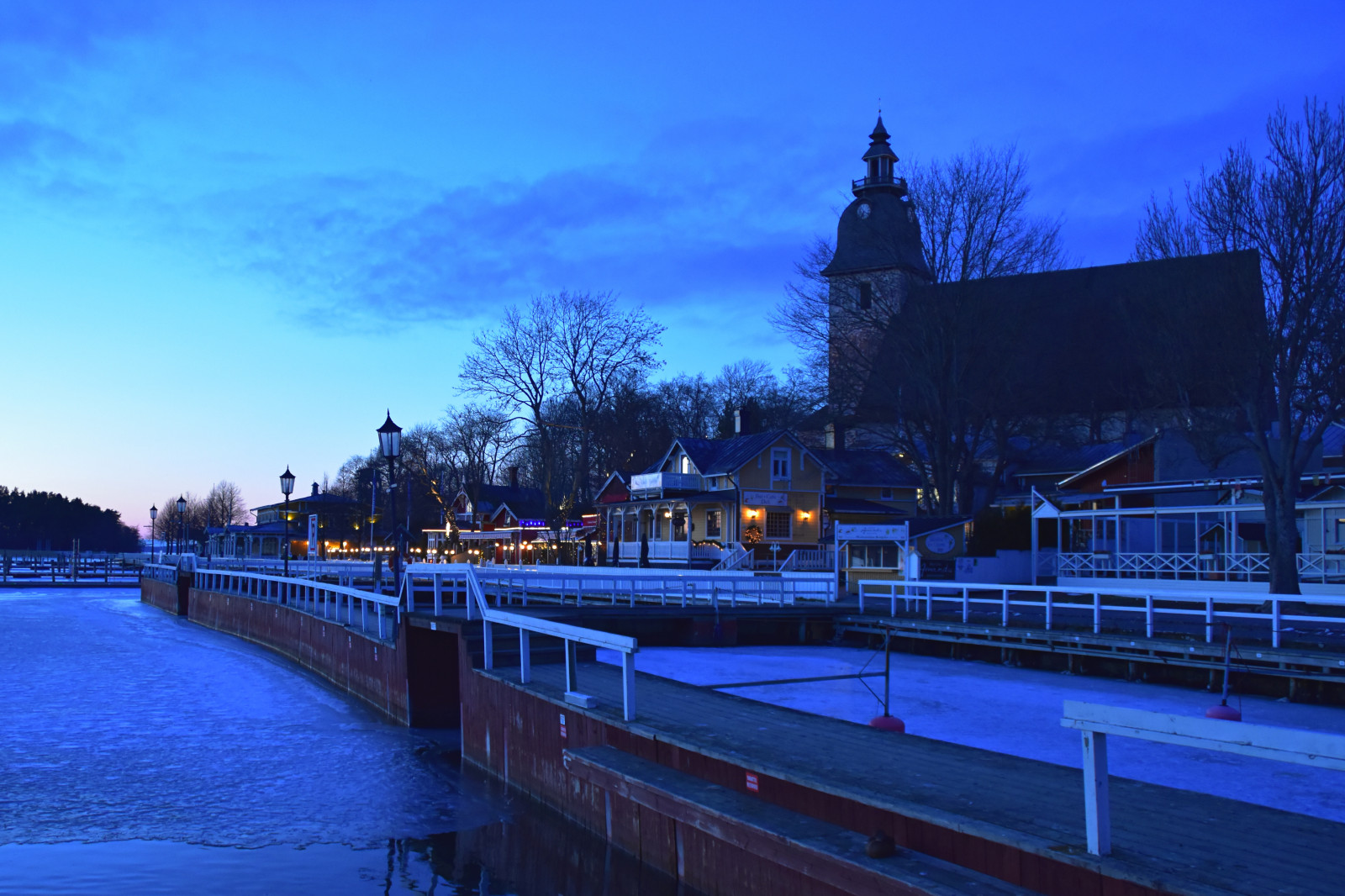 krajina, západ slunce, moře, město, panoráma města, noc, jezero, voda, budova, odraz, nebe, zima, lucerna, panoráma, modrý, led, Studený, večer, ráno, most, řeka, horizont, město, molo, kostel, soumrak, kanál, Finsko, azul, banka, zmrazení, Soumrak, Marina, světlo, klidný, mrak, strom, svítání, rostlina, waterscape, osvětlení, cielo, paisaje, mar, přímořská krajina, hielo, invierno, noche, Reflejo, kanál, bóje, mezník, Muelle, edificio, luz, nikond7200, iglesia, turistická atrakce, počítač tapeta, vodní, Finlandia, crepusculo, anochecer, Sereno, Boya, Linterna, Naantali