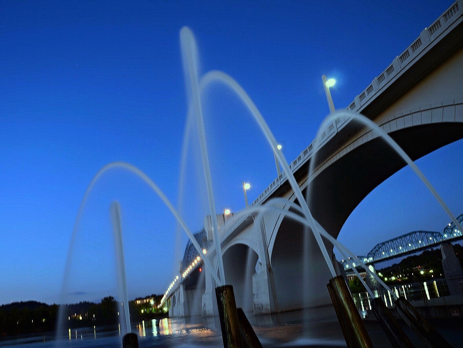 modrý, oranžový, bílý, odraz, světla, večer, Soumrak, flickr, záře, soumrak, Tennessee, trysky, sprej, Severní pobřeží, walnutstreetbridge, lesklý, tennesseeriver, waterfountains, chattanoogatn, tennesseeaquarium, marketstreetbridge