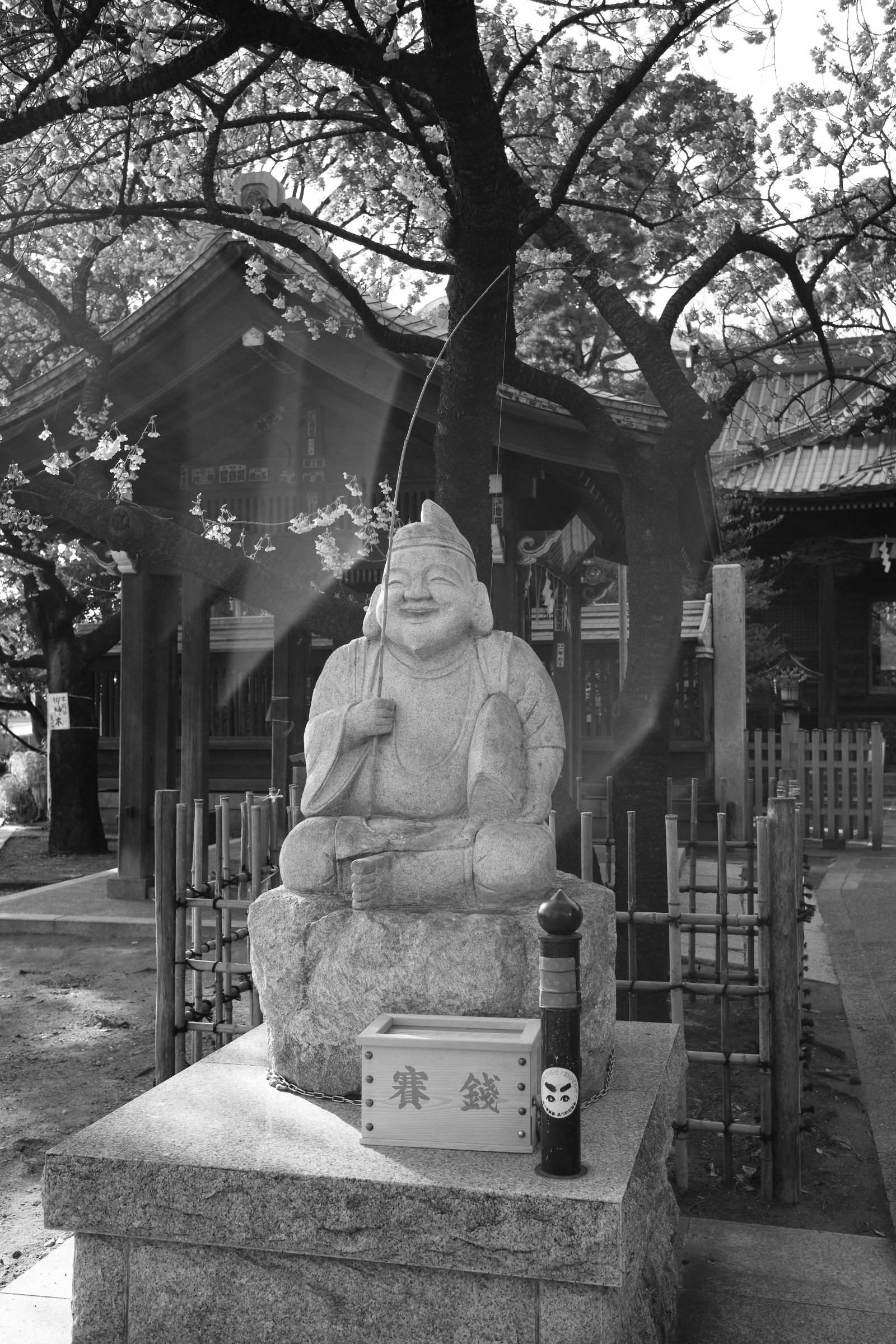 chrám, černobílý, ulice, silnice, dějiny, sochařství, socha, Leica, Tokio, památník, pamětní, M, UMĚNÍ, tělesné, fotografie, ebarashrine, Summicron, Shinagawa, leicam, typ240, summicron1235mm, Černý a bílý, monochromatické fotografování, dávná historie, nonbuilding struktura