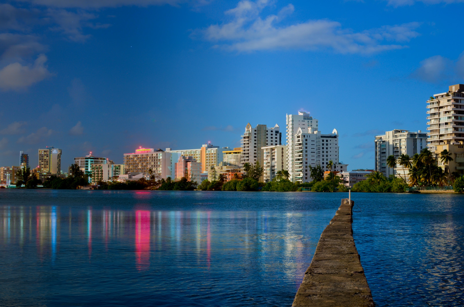 krajina, západ slunce, moře, město, panoráma města, jezero, voda, budova, odraz, nebe, Cestovní ruch, panoráma, mrakodrap, večer, ráno, řeka, horizont, laguna, dok, soumrak, metropole, karibský, Caribe, mrak, strom, centrum, ciudad, atardecer, agua, laguna, kondominium, magichour, během dne, Muelle, tarde, Portoriko, urban area, počítač tapeta, vodní, Metropolitní oblast, panelový dům, tělo z vody, Miramar, Condado