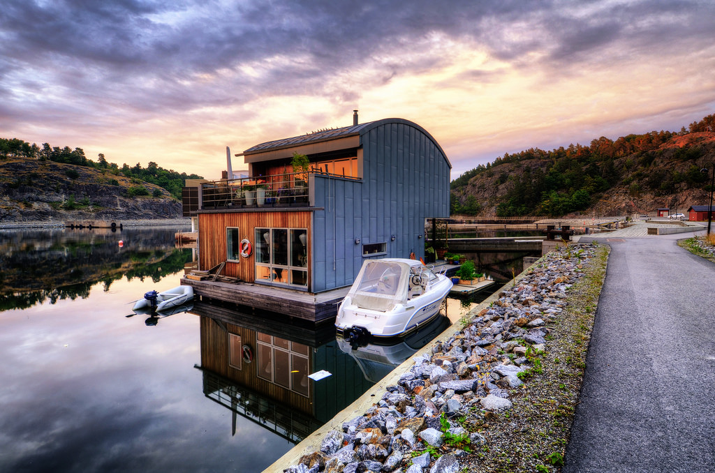 drzewa, krajobraz, Góry, łódź, zachód słońca, architektura, woda, samochód, budynek, odbicie, niebo, Kamienie, Rośliny, Droga, Chmury, dom, wieczór, most, balkon, HDR, Skały, Sztokholm, Szwecja, kanał, asfalt, balustrada, Sverige, drzewo, roślina, Odbicia, Okna, dach, silnik, Dom, taras, arteria wodna, nieruchomość, Nacka, Bouy, Svindersviken, Marinstaden