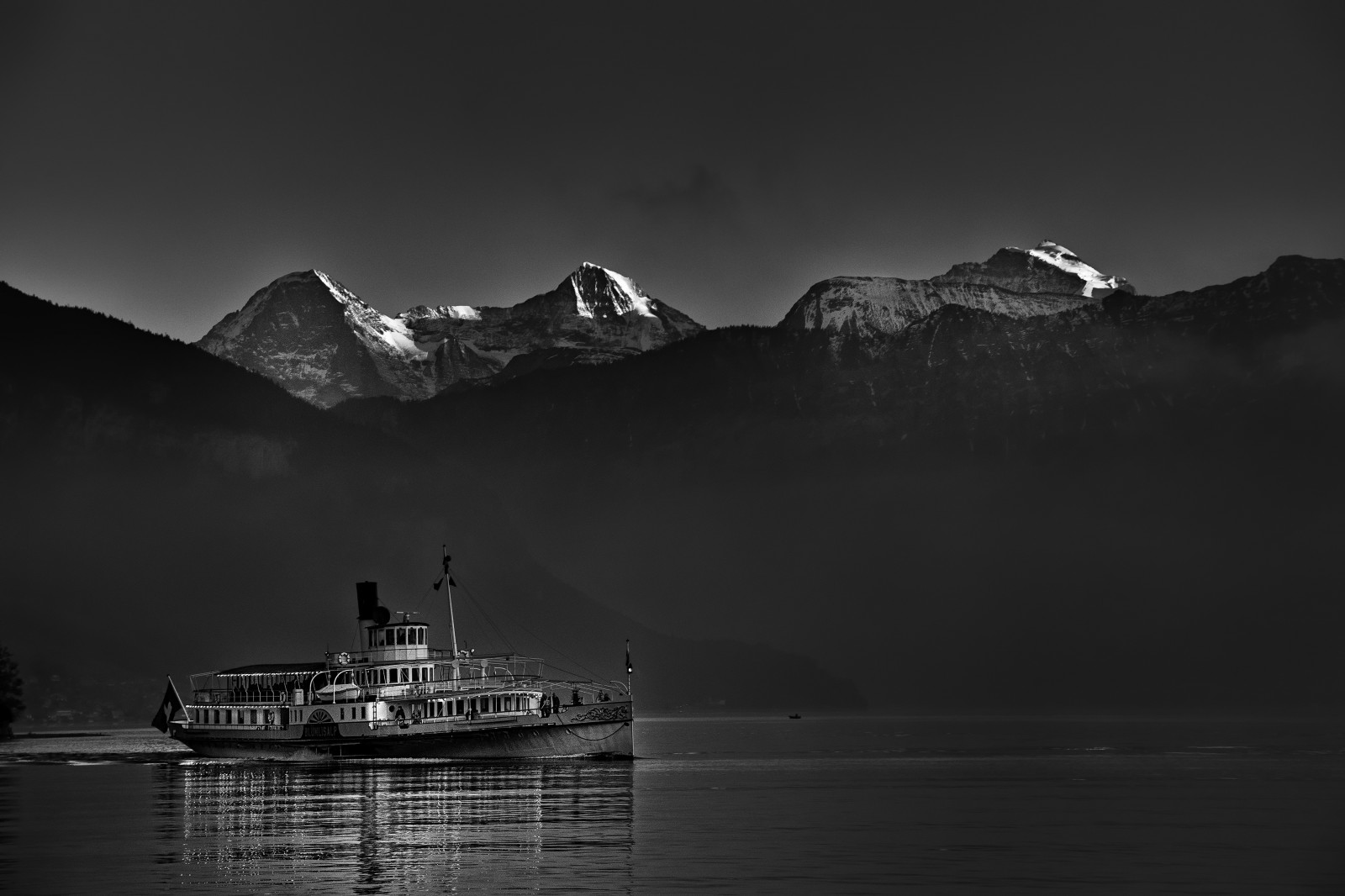 Berge, einfarbig, Meer, Bucht, Nacht-, See, Betrachtung, Fahrzeug, Fotografie, Horizont, Fjord, Dämmerung, Wolke, Berg, Schwarz-Weiss, Boote, Natur, Dunkelheit, Schwarzweiss, Berge, Kunst, Atmosphärisches Phänomen, Computer-Tapete, Schwarz und weiß, Monochrome fotografie, Thunersee, Berneroberland, Lakeofthoune, Umgebung, Eiger, Schiffeboote