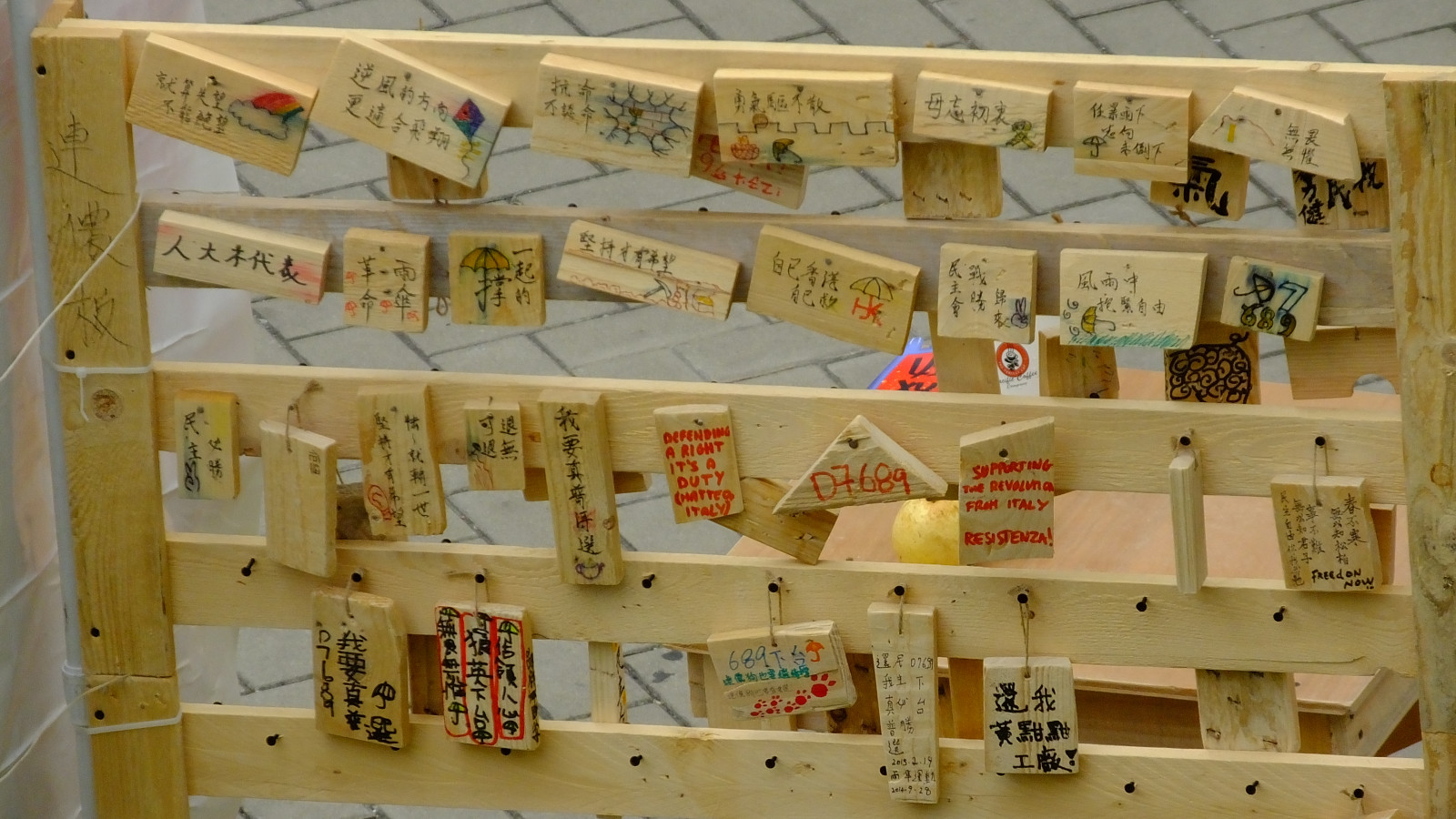 Chiny, Droga, aparat fotograficzny, podróżować, morze, portret, kobieta, roślina, czarny, gra, SZTUKA, piękny, twarz, samochód, dama, cyfrowy, pociąg, kot, Kanon, ciemny, włosy, szczęśliwy, gwiazda, łódź, niesamowity, Azja, artysta, pokój, smok, dłoń, smutny, miejsce, naturalny, transformator, Cosplay, wypadek, wiele, przestrzeń, tablica, sławny, wspaniały, ciężko, nagroda, Palce, kłapnięcie, Lokalizacja, wyścigi, Mistrz, wylądować, owoce morza, Cosplayer, Zdobyć, Aa, Chrismas, Aminalny, 2015 r, Pleace, Outstandingingshots, Umbrellarevolution, Parasolka