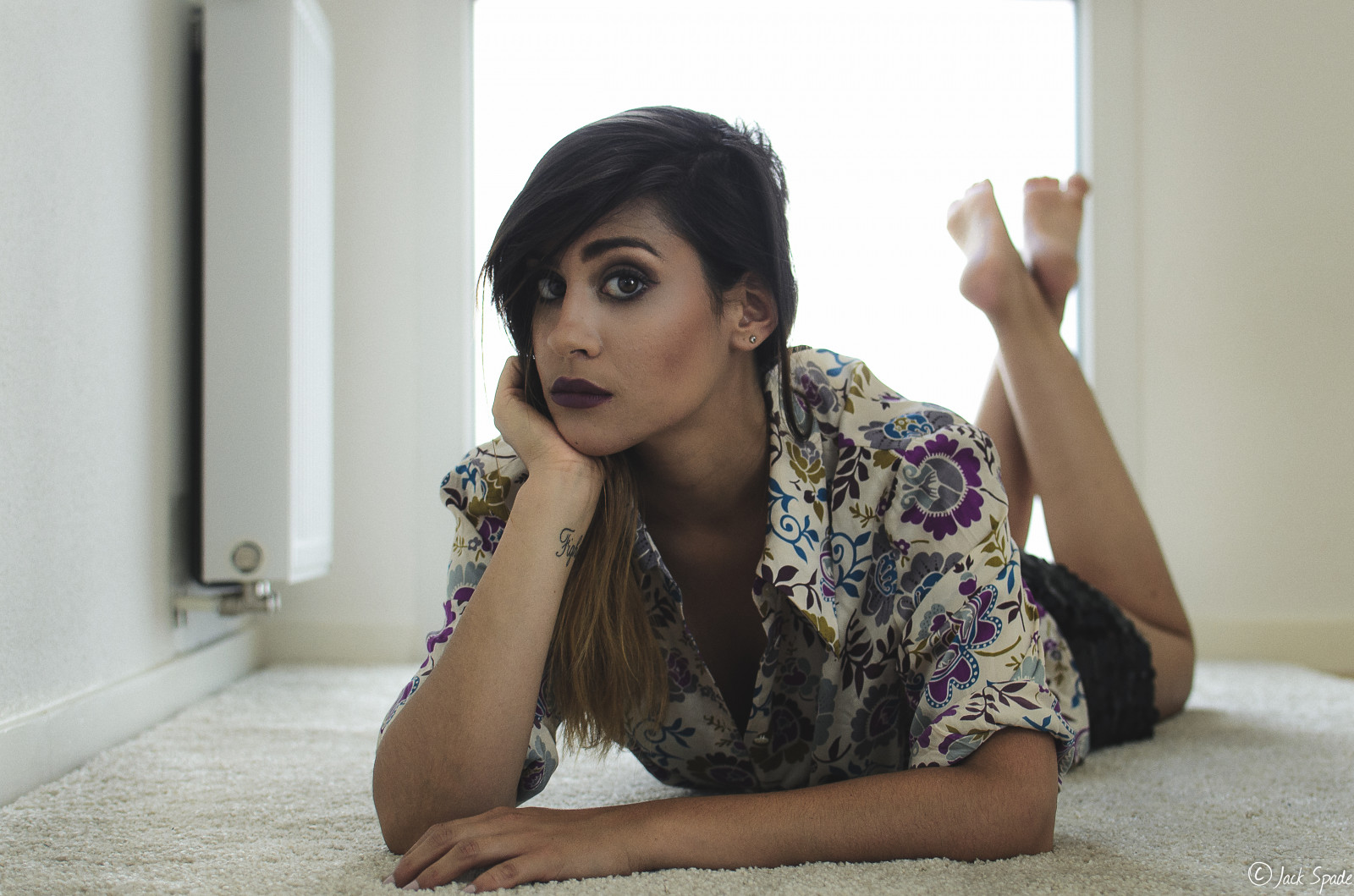 bílý, ženy, model, portrét, okno, dlouhé vlasy, bruneta, pokoj, místnost, sedící, stěna, makeup, fotografování, tetování, košile, černé vlasy, móda, Nikon, Francie, ložnice, inkoust, Osoba, kůže, okolní, 35MM, oblečení, časopis, Bordeaux, košile, UMĚNÍ, světlo, Krásná, pokuta, měkký, květ, dívka, krása, oko, fotografie, žena, D7000, dáma, dívej se, noha, režim, fotografie, bojovník, krasavice, blanc, femme, portrétování, krásy, Photographie, považovat, kráska, modele, jolie, brune, Atmosféra, aquitaine, Gironde, měkkost, douceur, účes, Fenetre, Lumiere, interieur, lidských pozice, portrétní fotografie, focení, břicho, Lidské tělo, kufr, stehno, stylism, b GLES