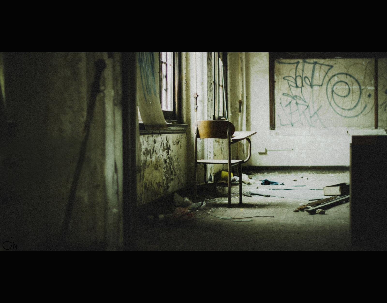 เก่า, เมือง, โรงเรียน, เบา, เงา, เมือง, โรงภาพยนตร์, ศิลปะ, คลาสสิก, ถูกทอดทิ้ง, ภาพยนตร์, นครฟิลาเดลเฟีย, หน้าต่าง, นักเรียน, ความคมชัด, อนาล็อก, ถังขยะ, Canon, เหล้าองุ่น, มืด, ภาพยนตร์, เด็ก ๆ, ตาย, 50 มม, กราฟฟิตี, นักเรียน, เก้าอี้, สี, คนเดียว, เจ้าอารมณ์, ห้องเรียน, โต๊ะทำงาน, จอไวด์สกรีน, ว่างเปล่า, ที่นั่ง, สำรวจ, แท็ก, ละเลย, ธัญพืช, เหี่ยวแห้ง, สกปรก, ชั้น, น่าขยะแขยง, การผจญภัย, ย้อนหลัง, สำรวจ, เรื่องราว, ว่าง, สวมใส่, สยองขวัญ, การแยก, Philly, เก็บรักษาไว้, grainy, 18, กระดานดำ, โรงภาพยนตร์, อดีต, การติดแท็ก, ประถมศึกษา, อมตะ, การบุกรุก, ที่นั่งริมหน้าต่าง, 215, บิ่น, deadair