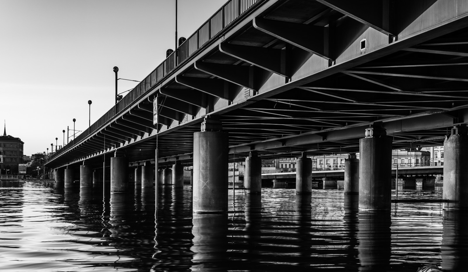 ขาวดำ, เมือง, สถาปัตยกรรม, น้ำ, การสะท้อน, ท้องฟ้า, สมมาตร, สะพาน, Stockholm, สวีเดน, เมืองหลวง, สะพานลอย, มหานคร, โครงสร้าง, สแกนดิเนเวีย, Bro, ดำและขาว, เขตเมือง, ดำและขาว, ถ่ายภาพขาวดำ, ปริมณฑล, สะพานคาน, Stockholmcounty, fixed link