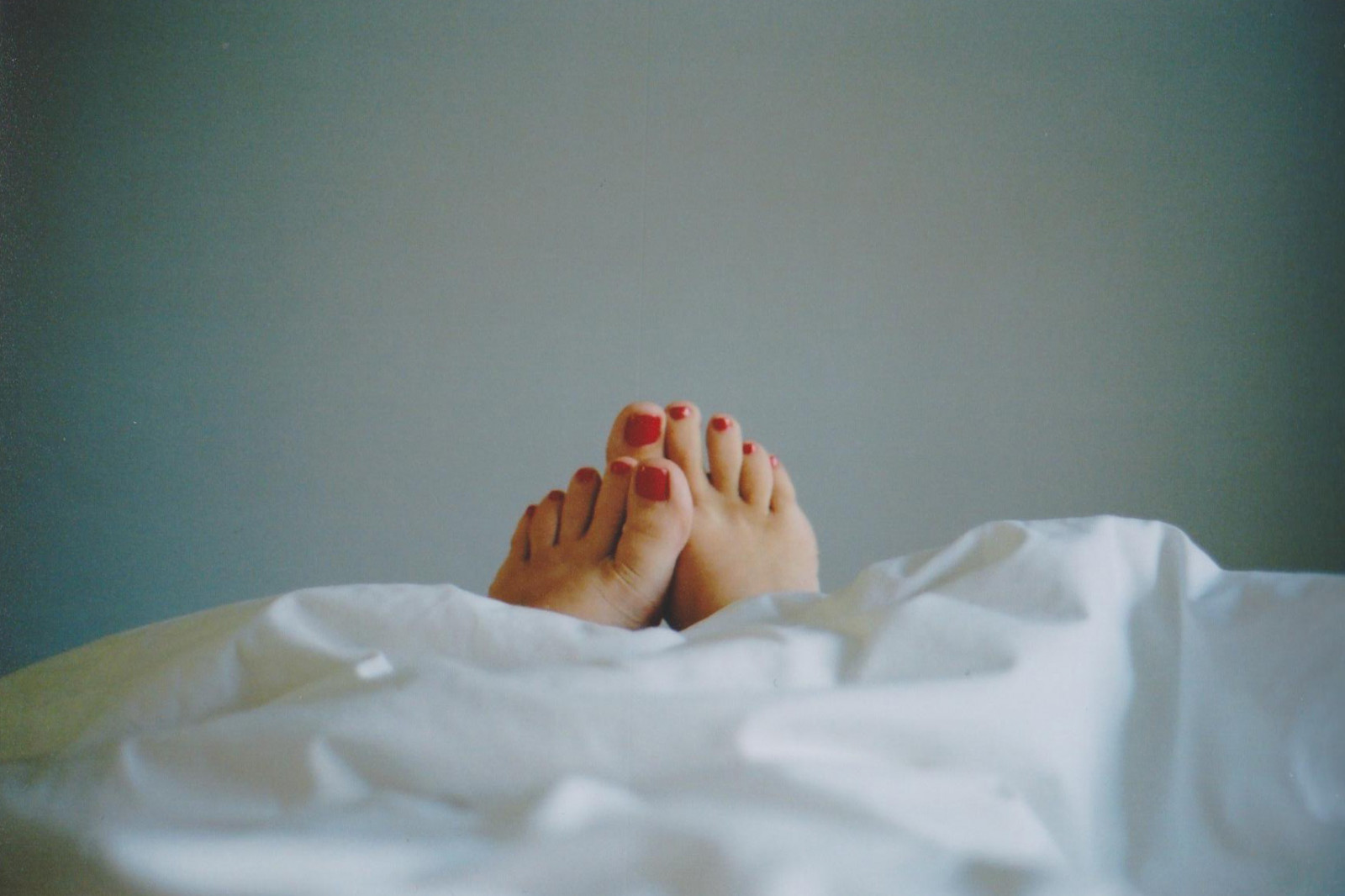 bílý, Červené, emoce, kůže, barva, květ, krása, ruka, prst, noha, film, okvětní lístek, smysl, Lidské tělo, orgán, zblízka, makro fotografie, v posteli, happyweekend, Nedělní ráno, porta400, ESM