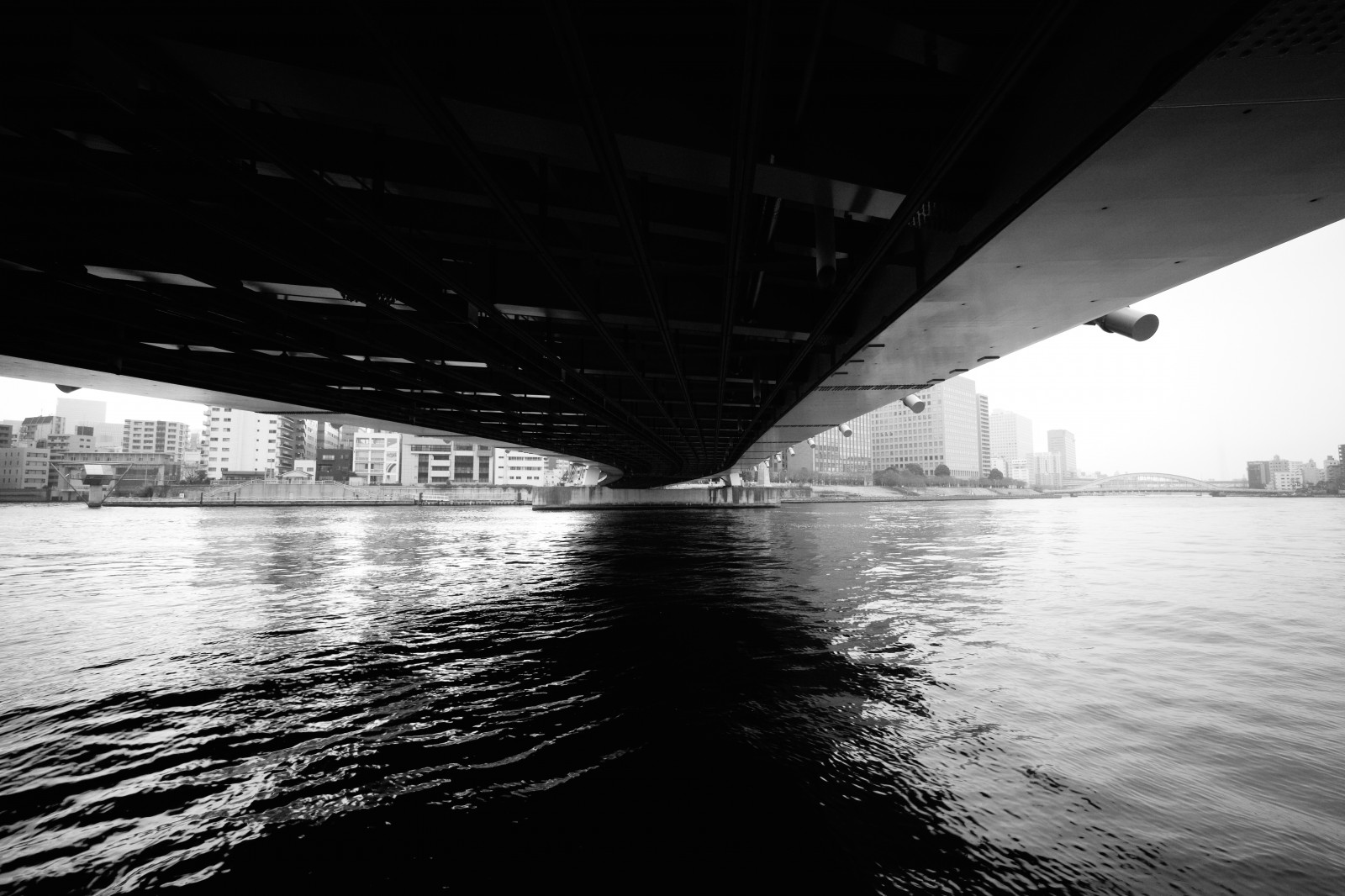 hvid, sort, monokrom, nat, vand, afspejling, fotografering, symmetri, bro, Leica, Tokyo, M, lys, bw, form, mørke, sumidariver, Sumidagawa, leicam, typ240, chuoohashi, SWH, swh15mm, superwideheliar, voigtla nder, superwideheliar15mm, sort og hvid, monokrom fotografering