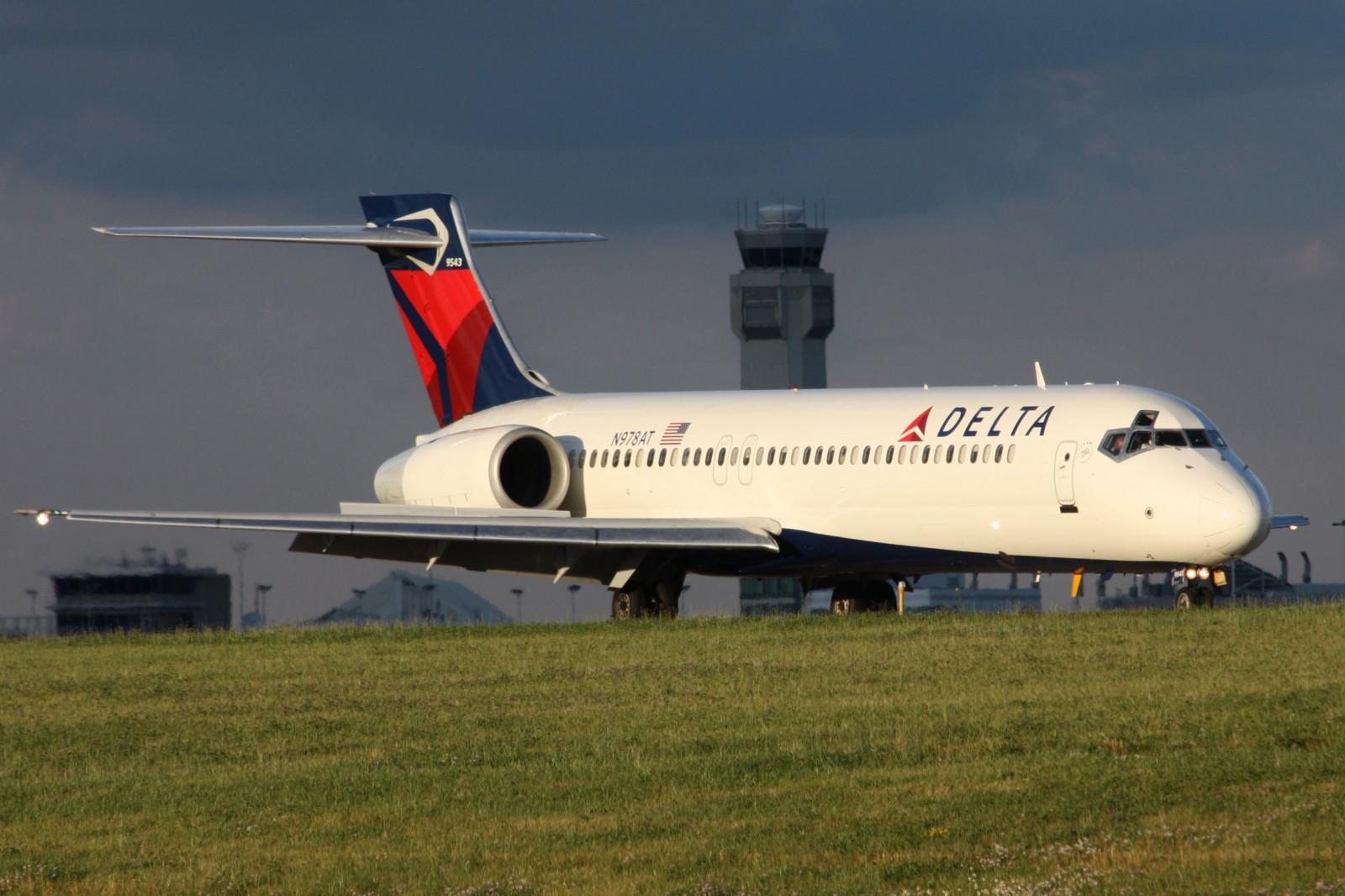 vozidlo, letoun, letadlo, Boeing, letiště, Delta, letectví, letecká linka, Atmosféra Země, letecká doprava, dopravní letoun linkový, proudová letadla, úzké tělo letadla, business jet, alltypesoftransport, georgem757, kcle, clevelandhopkins, n978at, 7172bd, McDonnell Douglas DC-9, McDonnell Douglas MD 80, bombardier challenger 600, Boeing 717, Boeing 727