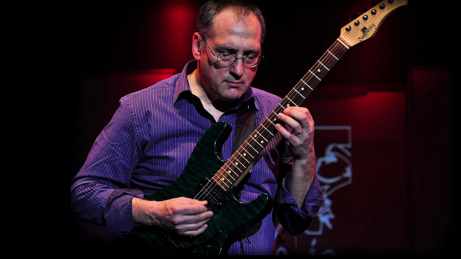 brýle, kytara, hudební nástroj, Virtuos, hudba, zpěvák, košile, hudebník, mikrofon, Jazz, hudební umělec, kytarista, elektrická kytara, hrát si, představení, drnkací nástroj, strunný nástroj, basista, písničkář, baskytara, akustická kytara, slide kytara, hudební skladatel, jazzový kytarista, Chuck loeb, musical instrument accessory, string instrument accessory, session musician, guitar accessory