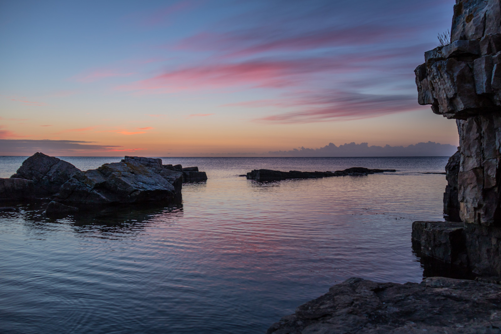 krajina, západ slunce, moře, záliv, voda, Skála, pobřeží, odraz, nebe, pláž, svítání, večer, ráno, pobřeží, útes, horizont, pelerína, soumrak, Terén, mrak, bluehour, svítání, oceán, vlna, vatten, hav, zátoka, gryning, exif modelu canoneos760d, geocountry, Kamera aby kánon, geocity, Model fotoaparátu canoneos760d, geostate, geolocation, EXIF čočka efs18200mmf3556is, exif aby kánon, EXIF isospeed 100, EXIF otvor 40, bl timmen, exif focallength 18mm, Simrishamn, v rhallarna, jezero, tělo z vody, mořská vlna