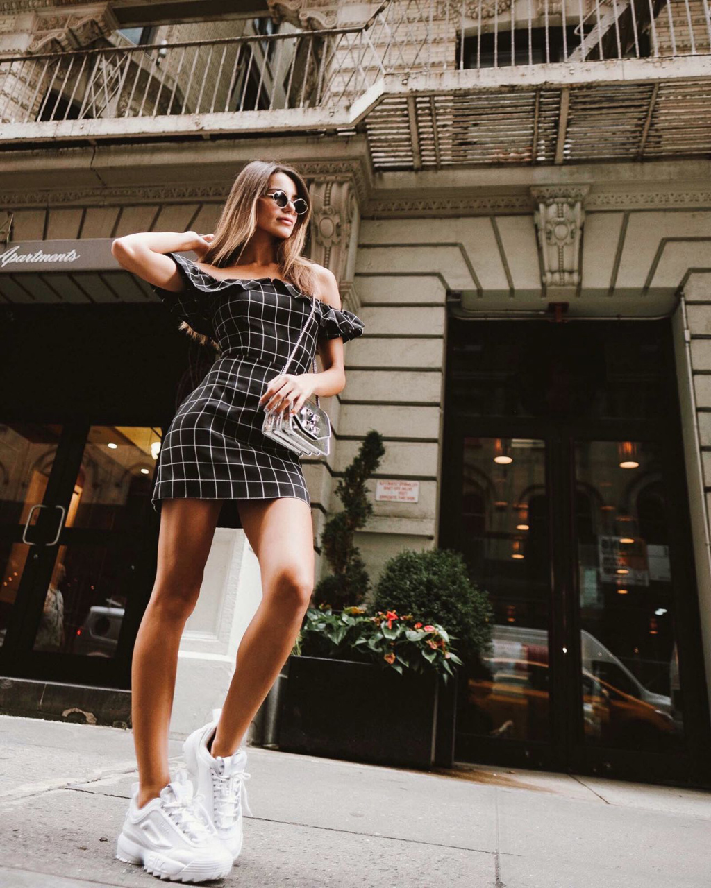 デスクトップ壁紙 靴 ショルダー Street Fashion Flash Photography ウエスト 立っている 大腿 建築 アイウェア スタイル 膝 ファッションデザイン クール スポーツウェア 黒髪 舞台芸術 ファッションモデル 人間の足 エンターテインメント 長い髪