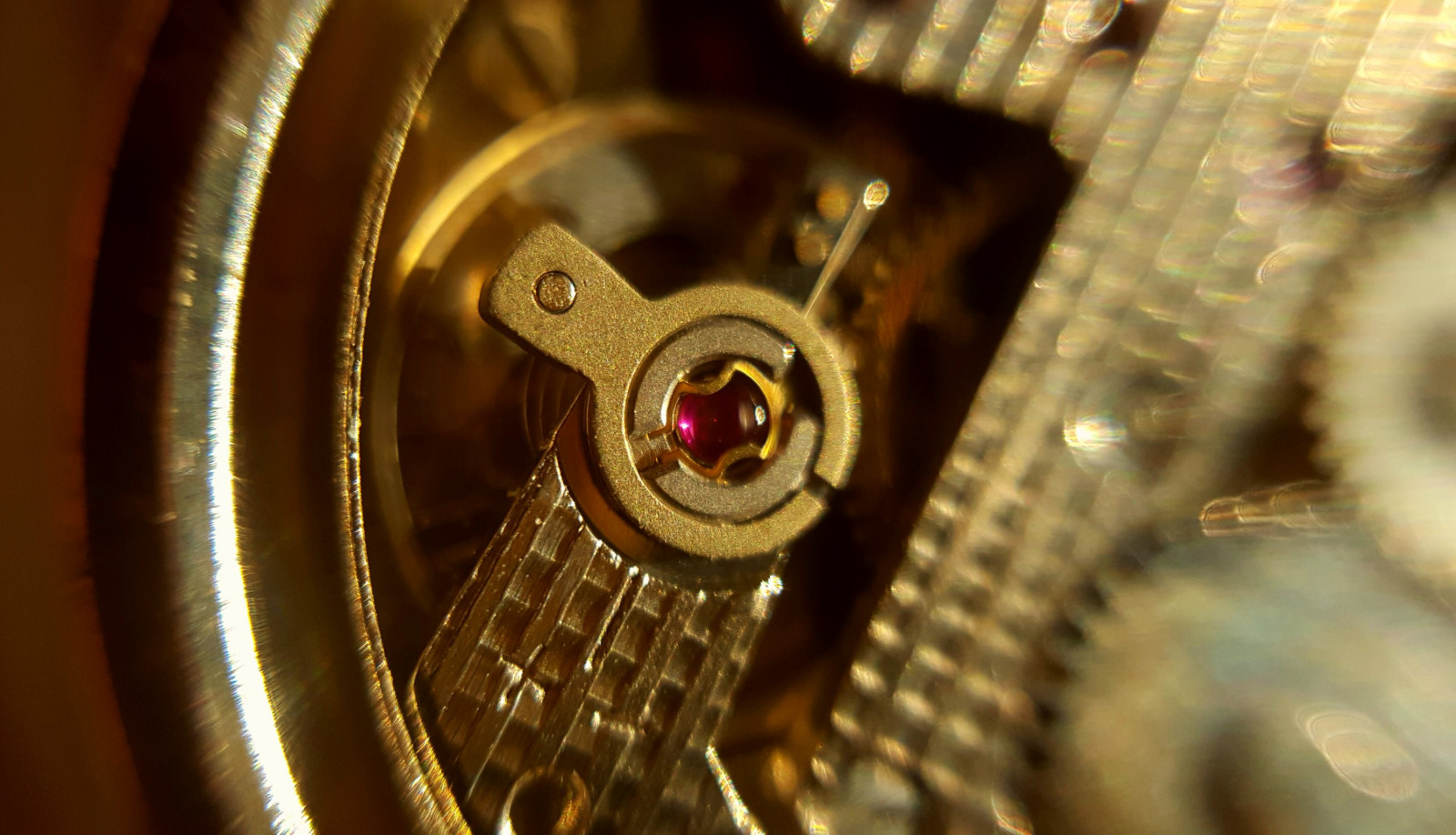 přívěšek, Mormorsklocka, newton, hodinky, Klocka, Newtonincabloc, čas, tid, ur, Pendantwatch, Halsbandsklocka, makro, rubín, Hodinky, Hodinovýroba, Rubyinthemiddle, Rubinen, klenot, Juvel, Klenotnictví, Syntetické korunky, Oxid hlinitý, Al2o3, Korund, Korund, Harmofan