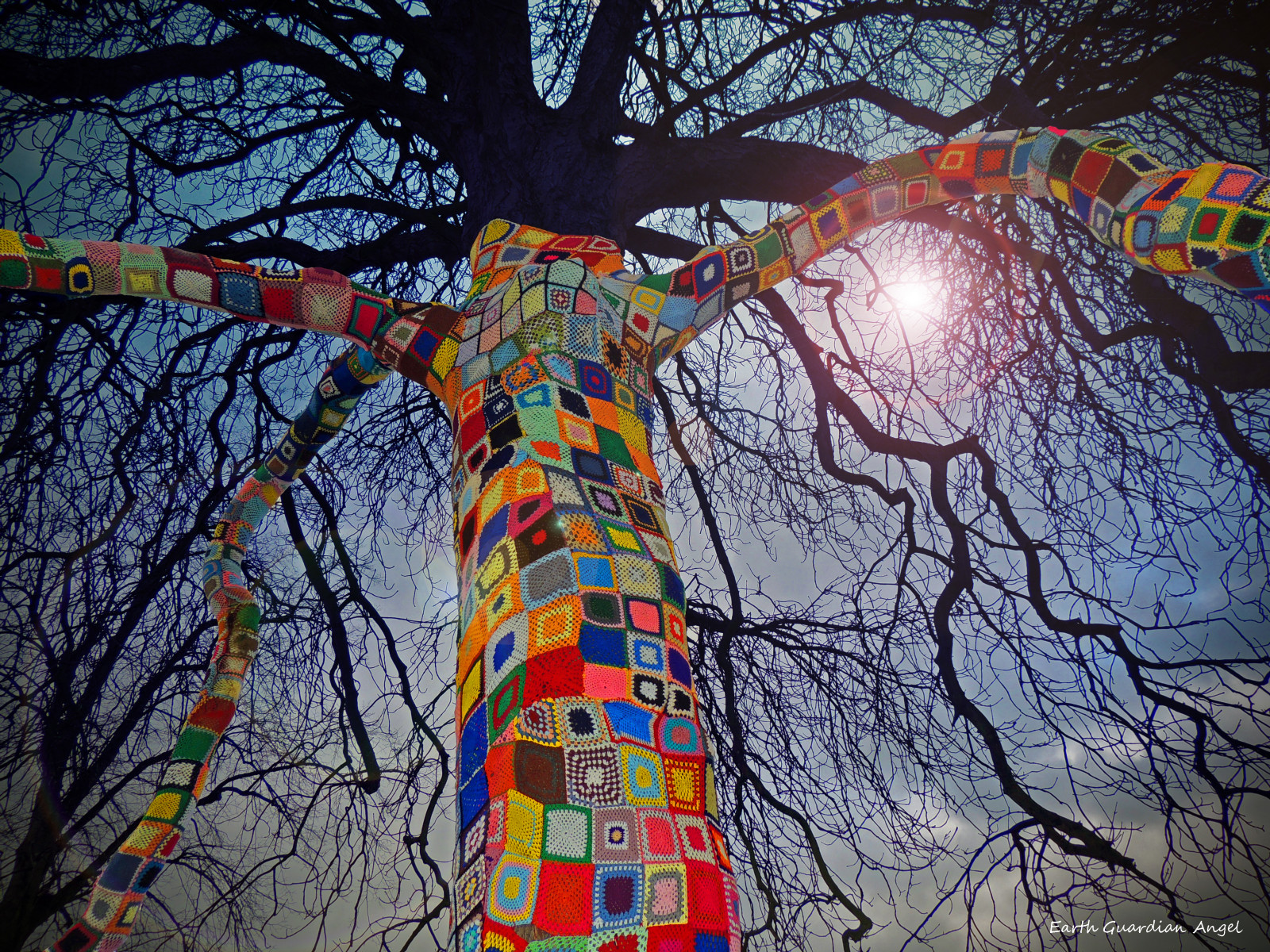 therememberingtree, briancarr, Stratford-upon-Avon, England, yarnbomberers, knittedtree, træ, patchwork, garngraffiti, bancroftgardens, nikoncoolpixp510, earthdayphotography, Jordens dag, klima forandring, miljøbeskyttelse, jorden, ep, jorden, Jorden, hjem, moder Jord, treeart, april22, demonstrere, unesco, peaceactivist, honortheearth, ære, Forenede Nationer, frihed, freedomaward, teachingart, earthwindandfire, natur, øko, grøn, greenissues, heavenandearth, træelsker, terra, terre, ertha, Aerde, Erda, afdeling, grene, kviste, forurening, luftforurening, vandforurening, lightpollution, earthsatmosphere, luftkvalitet, emissioner, co2, carbondioxid, global opvarmning, heatingandclimatechange, supercriticalcarbondioxide, ourbeautifulplanet, pollutionlimits, giftigt affald, svovldioxid, landpollution, støjforurening, soilpollution, farligt affald, radioactivepollution, thermalpollution, skovrydning, visualpollution, oceanpollution, oversvømmelser