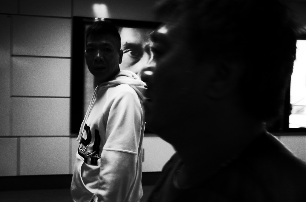 Černá, černobílý, ulice, móda, muž, streetphotography, sz, Černý a bílý, monochromatické fotografování, Film noir, interakce, grii, grlens, ricohgrii, ricohimagingcompany