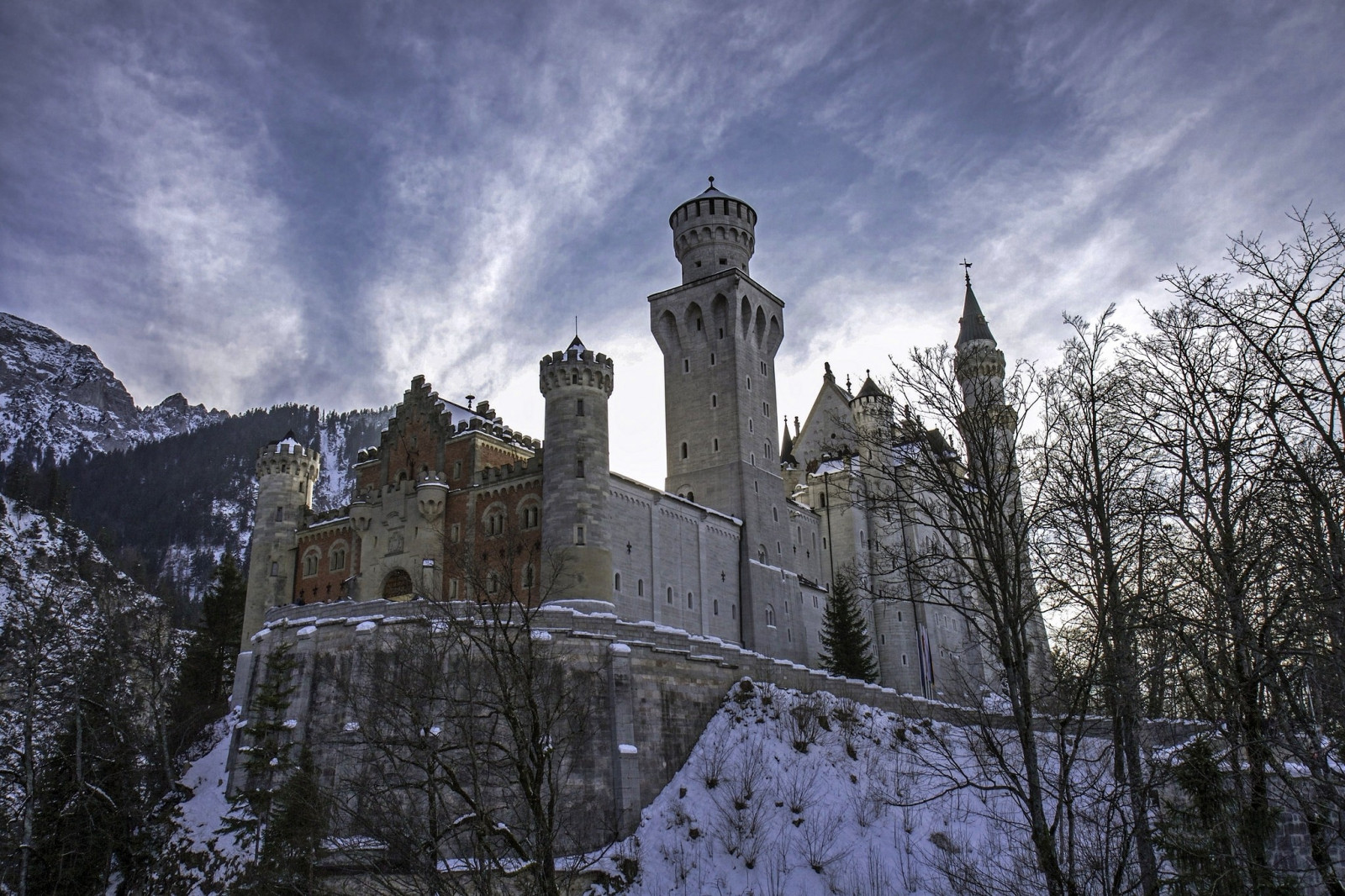 stromy, hory, architektura, Příroda, budova, sníh, zima, mraky, hrad, Německo, věž, klášter, zámek, Schloss Neuschwanstein, počasí, sezóna, mezník
