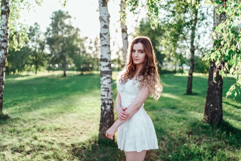 Дами, портрет, Бяла рокля, дървета, трева, жени на открито Дами, портрет, Бяла рокля, дървета, трева, жени на открито