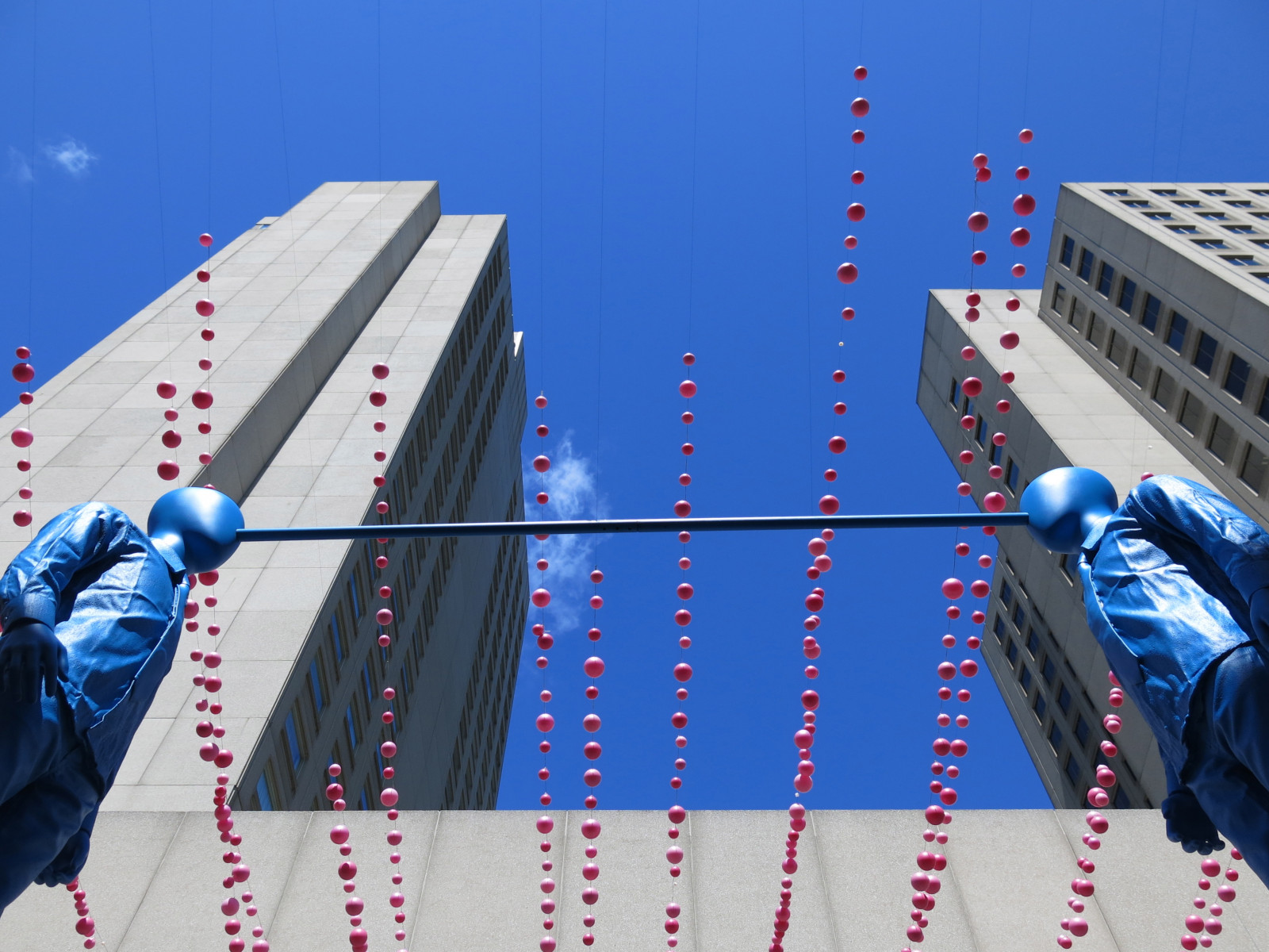 ถนน, อาคาร, ท้องฟ้า, สีน้ำเงิน, ประติมากรรม, ดอกกุหลาบ, เทคโนโลยี, โลก, แคนาดา, สีชมพู, ลูกบอล, มอนทรีออล, มหานคร, ควิเบก, มุมมอง, ศิลปะ, อาคาร, สนุก, บรรทัด, Ciel, bleu, ร่อง, ลูกเปตอง, stecatherine