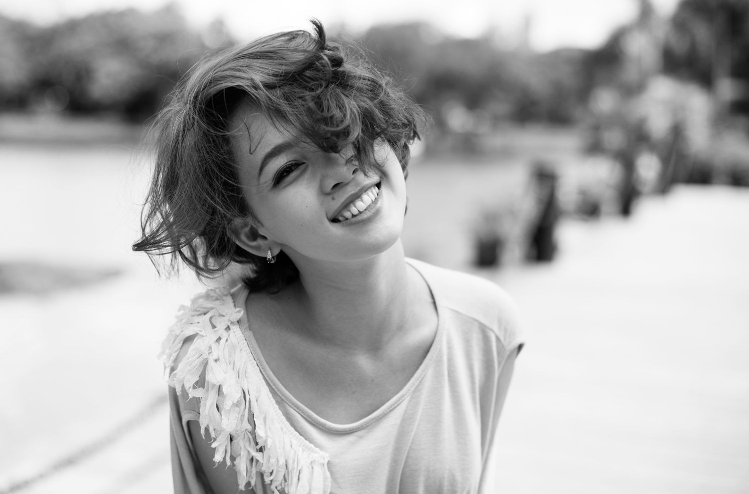 bílý, Černá, ženy venku, ženy, černobílý, model, portrét, asijský, fotografování, šaty, usmívající se, móda, vlasy v obličeji, emoce, jaro, Osoba, dívka, krása, usměj se, žena, dáma, fotografie, Černý a bílý, monochromatické fotografování, portrétní fotografie, focení, mimika