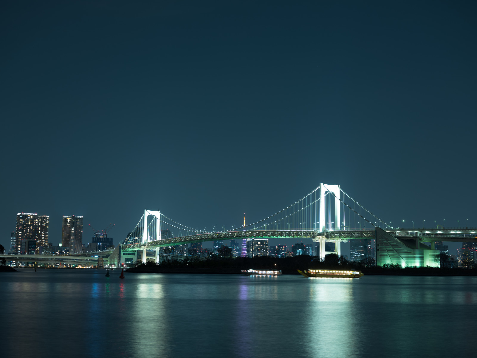 Japonsko, město, panoráma města, noc, architektura, odraz, panoráma, mrakodrap, věž, most, horizont, soumrak, Tokio, Fujifilm, jp, osvětlené, osvětlení, fuji, Fujinon, gf, gf63mm, gf63mmf28rwr, gfx, gfx50s, mezník, Daiba, Odaiba, duhový most, tokyobay, Tokyo Tower, lidské osídlení, kabel vydržel most