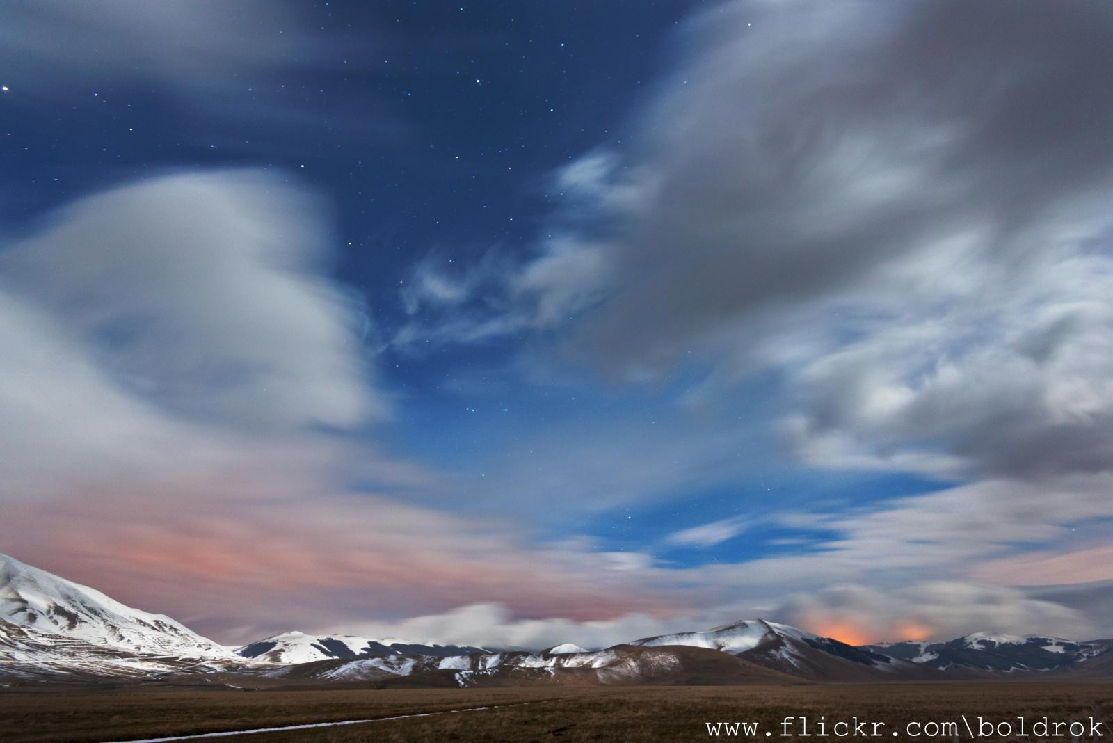 slunečnímu záření, noc, Příroda, nebe, sníh, fotografování, hvězdy, mraky, ráno, měsíční svit, horizont, atmosféra, Nikon, soumrak, noční scéna, nízký, Luna, F4, světlo, mrak, hora, počasí, svítání, Italia, di, foto, notte, štika, D800, 35, notturno, Nyní, neve, 16, nuvole, Norcia, Castelluccio, manfrotto, 1635, horských reliéf, pohoří, meteorologický jev, Esposizione, stelle, notturna, chiaro, pianadicastelluccio, posalunga, nikkor1635f4vrii