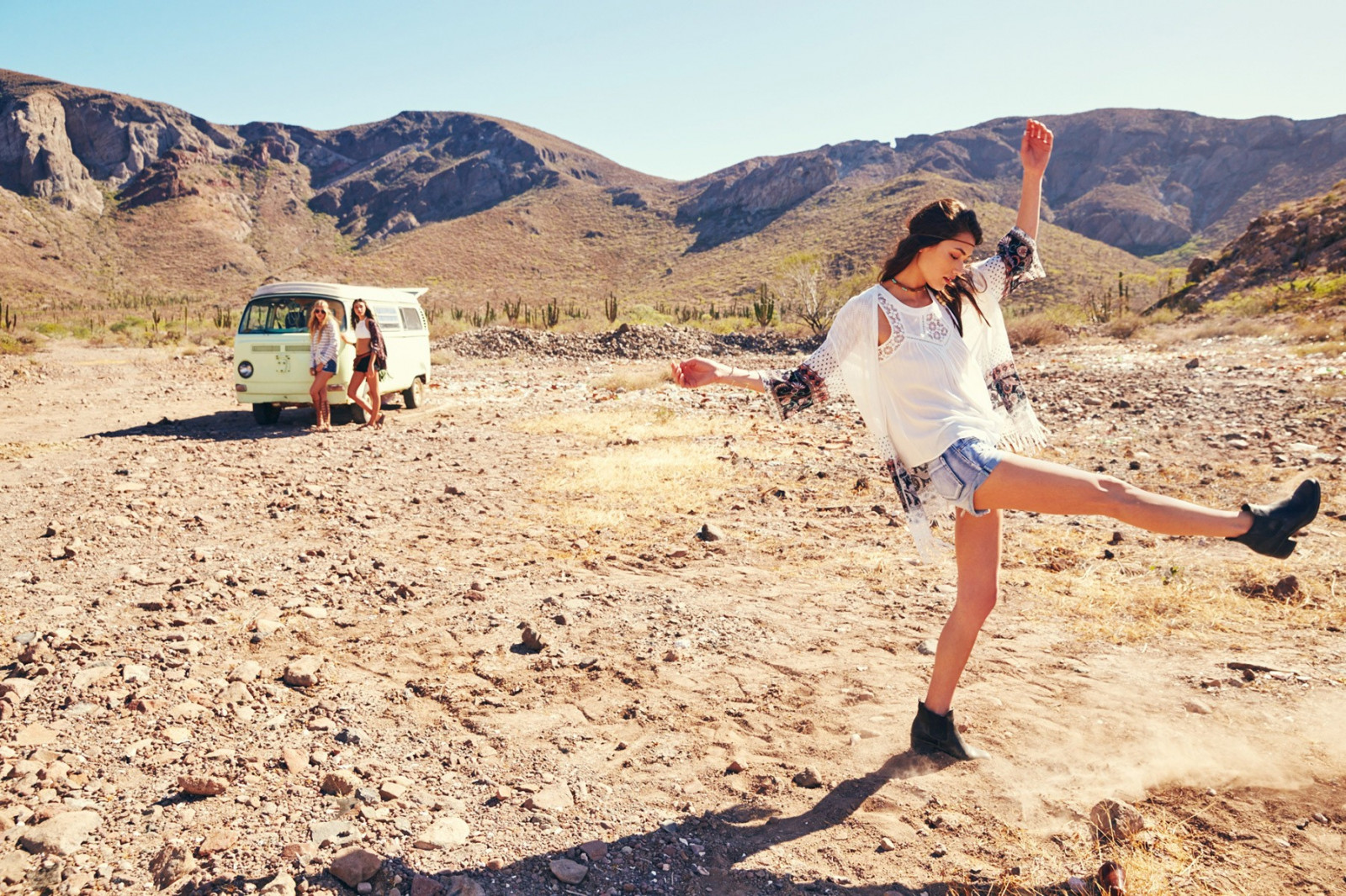 krajina, lidé, ženy, model, blondýnka, písek, vozidlo, poušť, Přirozené světlo, skupina žen, vw bus, chůze, Scarlett Leithold, dovolená, cestovat, dobrodružství, půda, geologie, přírodní prostředí