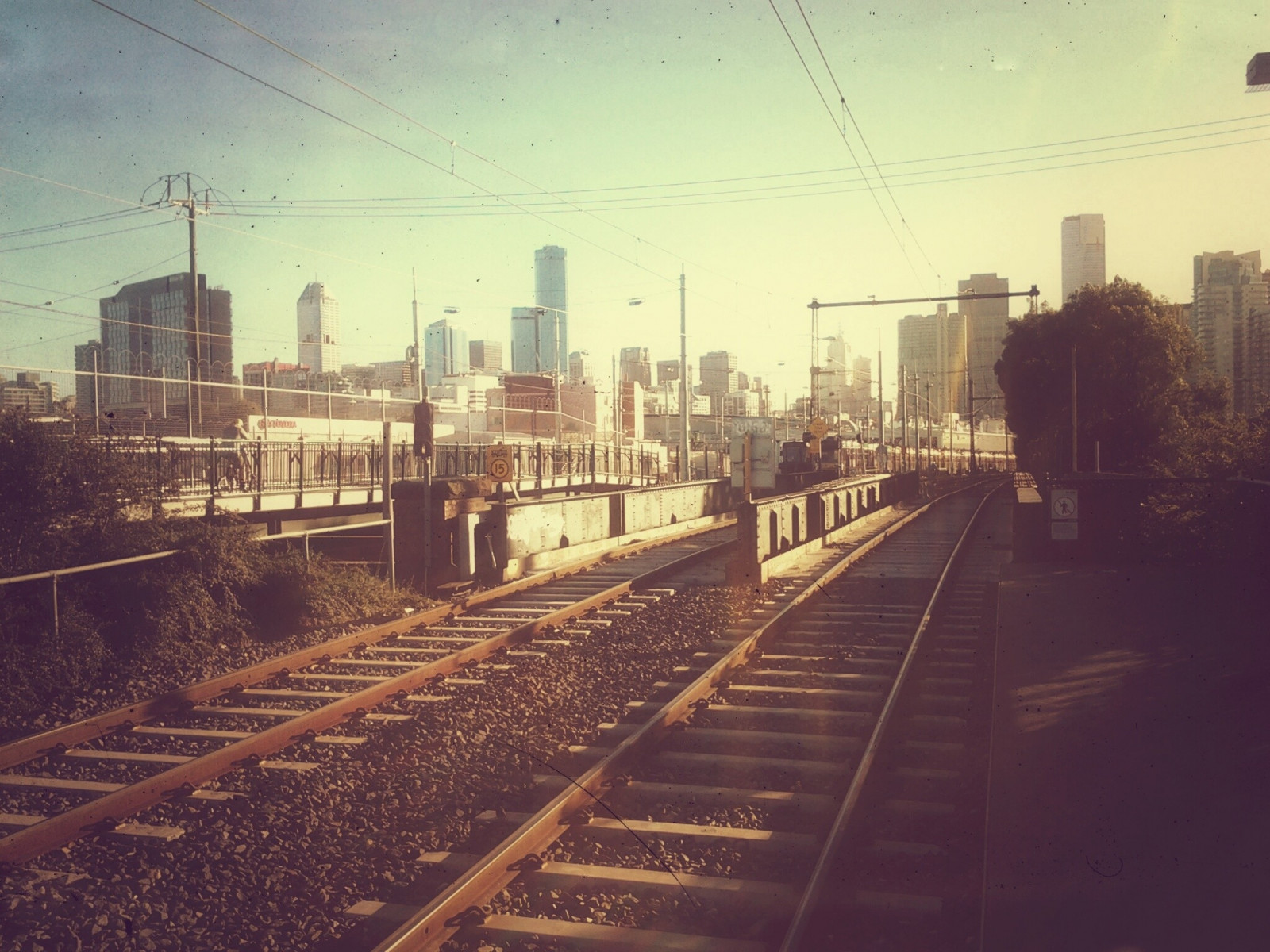 západ slunce, město, panoráma města, nebe, vozidlo, silnice, železnice, panoráma, večer, ráno, soumrak, doprava, elektřina, tvar, dráha, pruh, urban area, atmosférický jev, Metropolitní oblast, lidské osídlení, železniční doprava