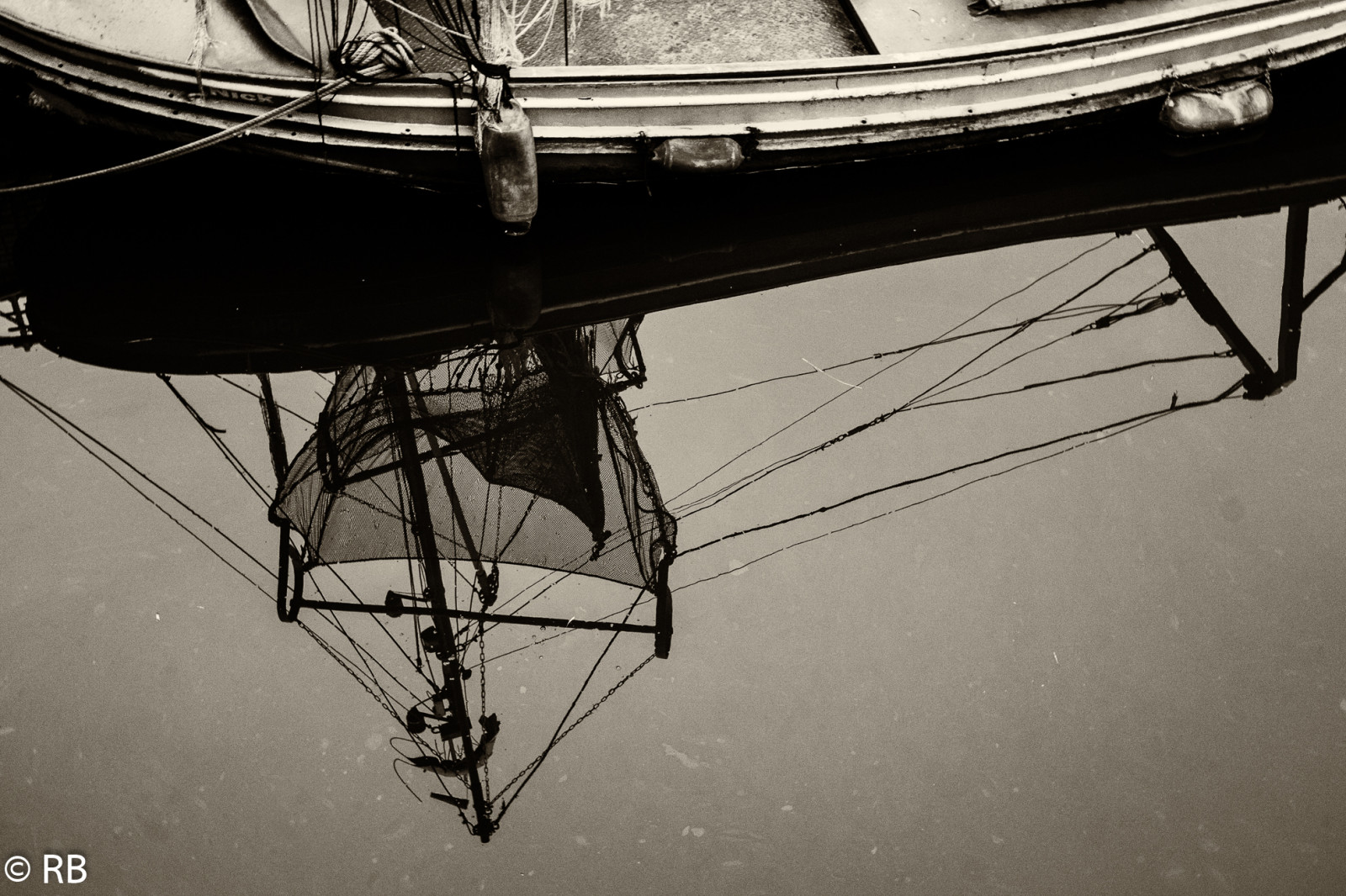 bílý, Černá, loď, černobílý, odraz, vozidlo, fotografování, Černý a bílý, tělesné, kolo, přístav, tvar, plavidlo, SW, křídlo, Schwarzweiss, nb, biancoenero, mld, blancetnoir, spiegelung, sonya6000, Atmosféra Země, Černý a bílý, monochromatické fotografování, Hafen, lanoví, leicaelmar3535cm